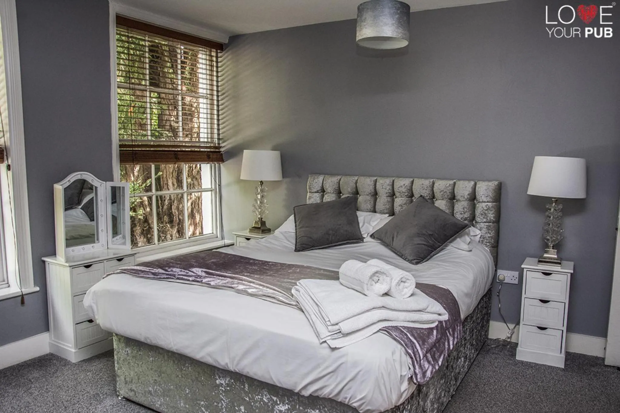 Bedroom in The Robin Hood Inn