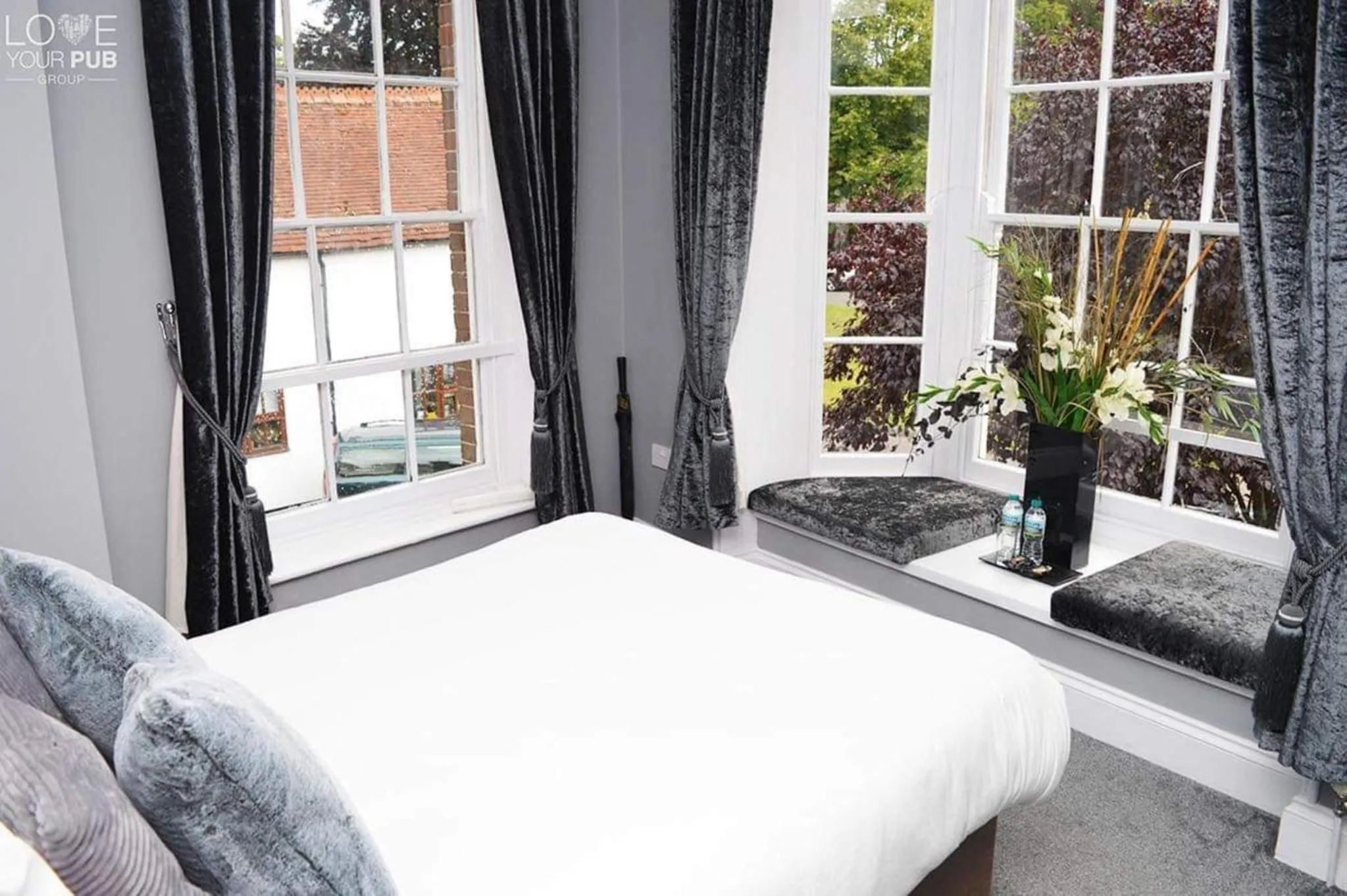 Bedroom in The Robin Hood Inn