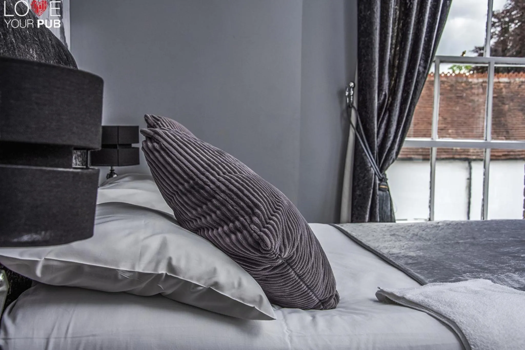 Bedroom in The Robin Hood Inn