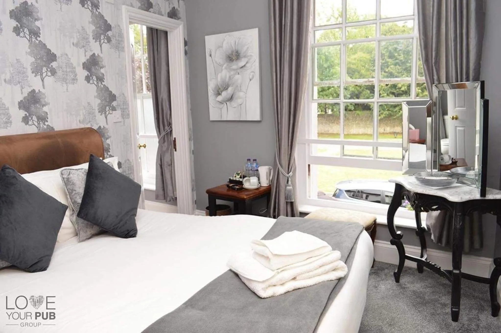 Bedroom in The Robin Hood Inn