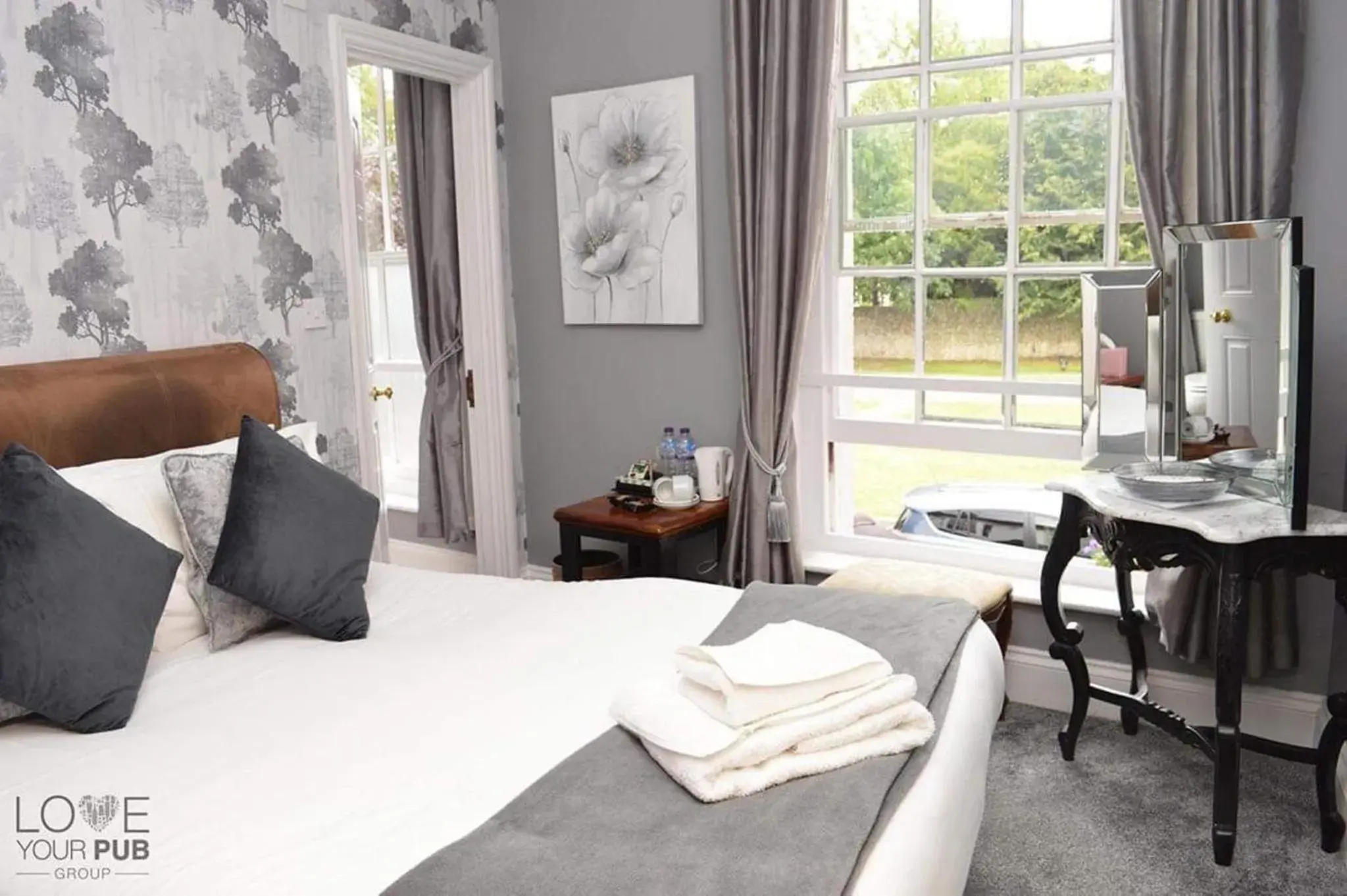 Bedroom in The Robin Hood Inn Bedroom in The Robin Hood Inn