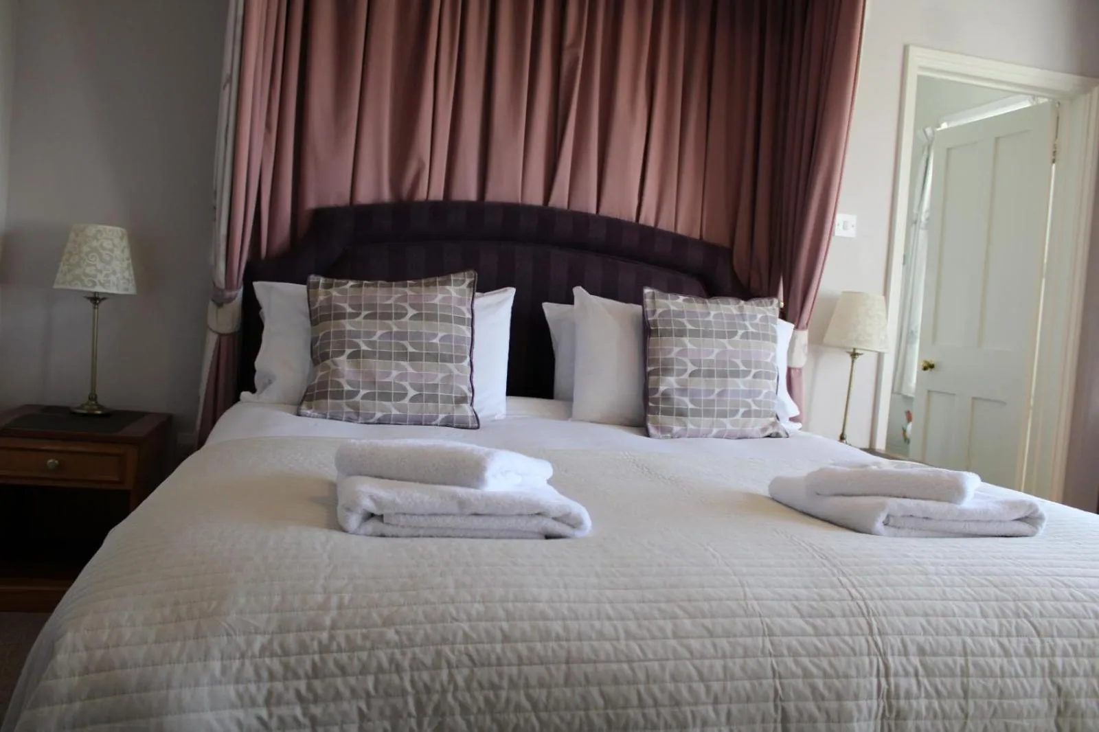 Bedroom, Bed in The Trooper Inn