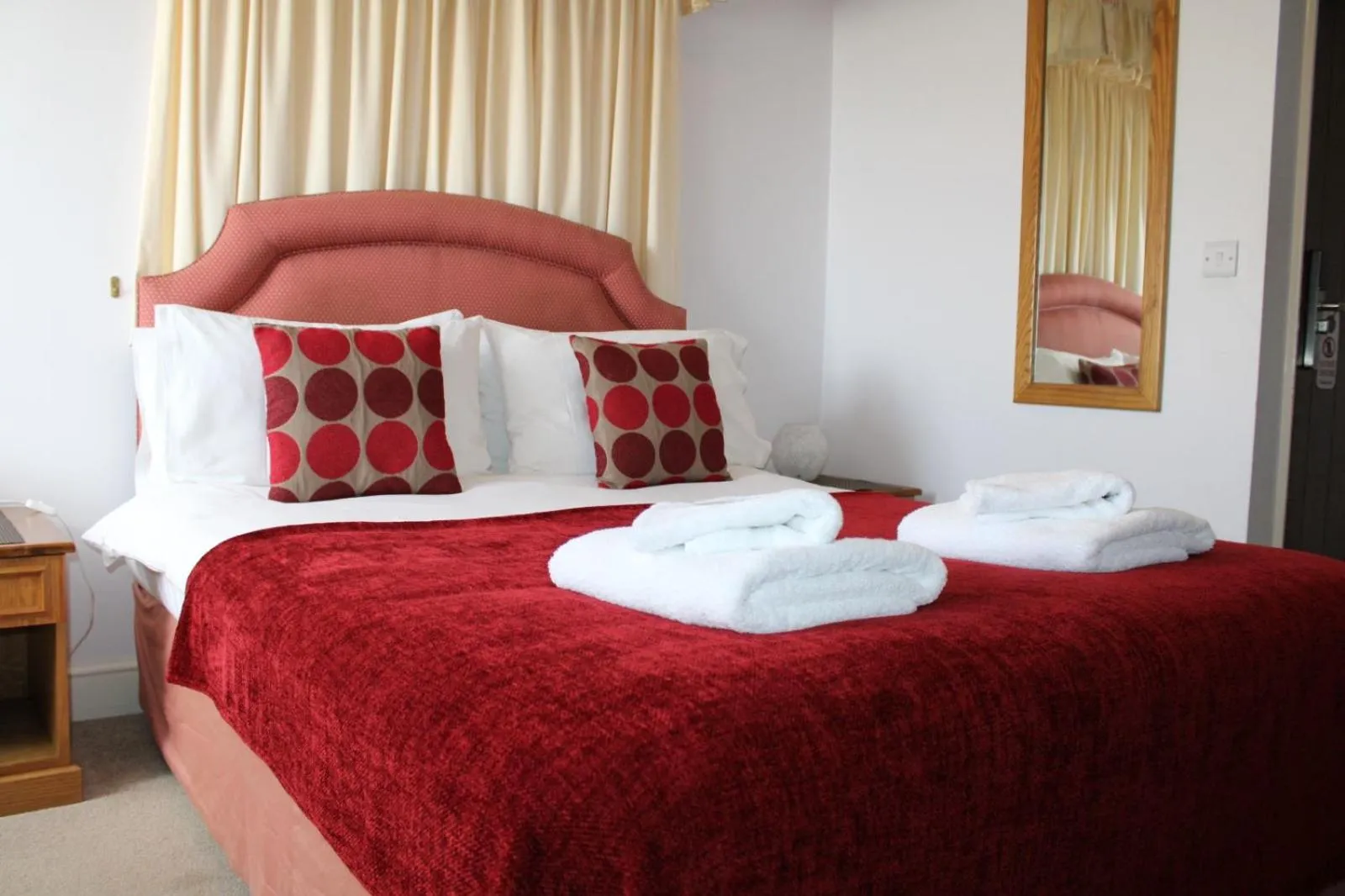 Bedroom, Bed in The Trooper Inn