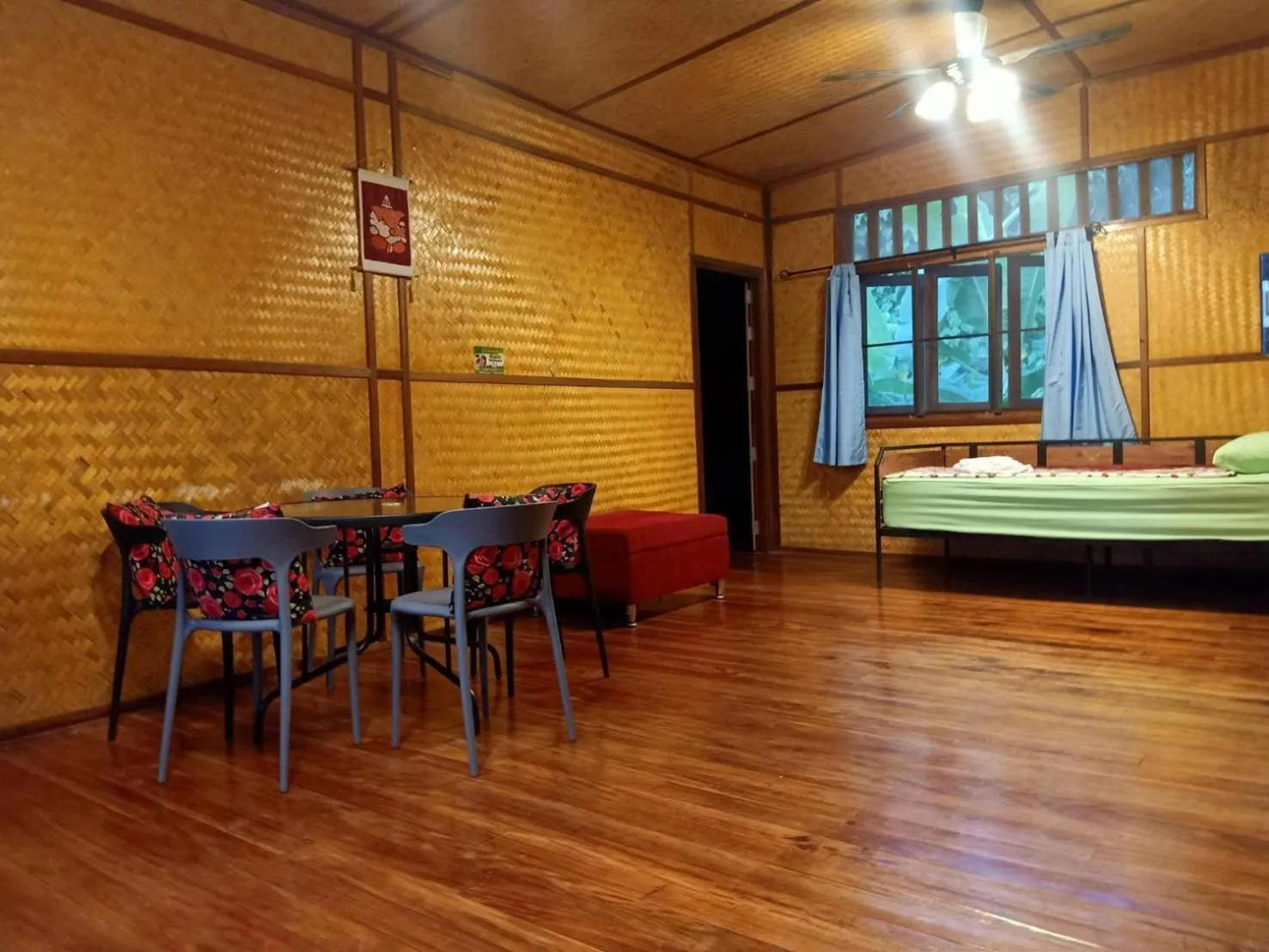 Living room, Bed in Bansuanphutarn