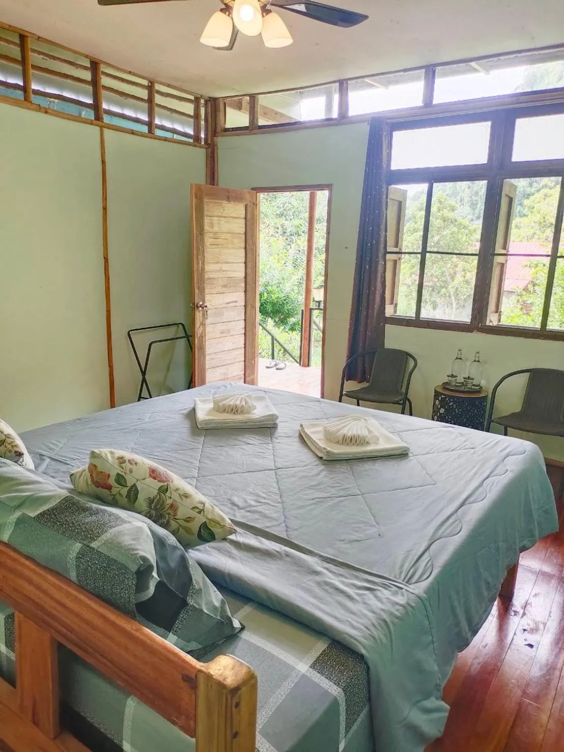 Photo of the whole room, Bed in Bansuanphutarn