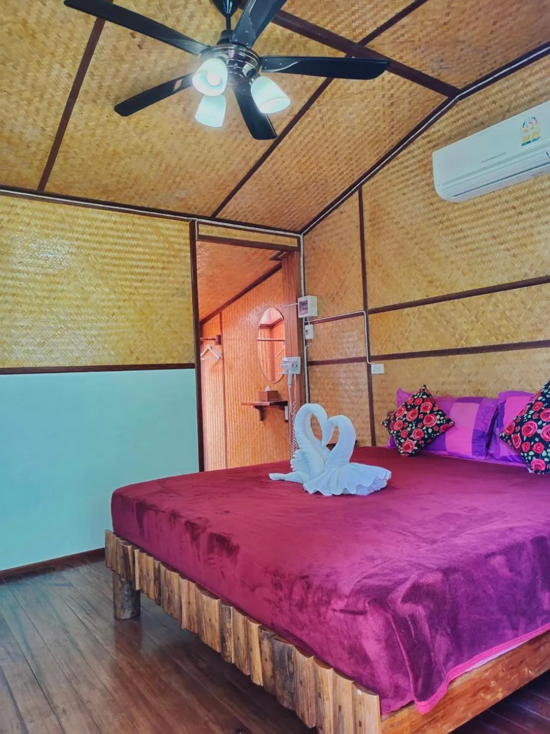 Photo of the whole room, Bed in Bansuanphutarn