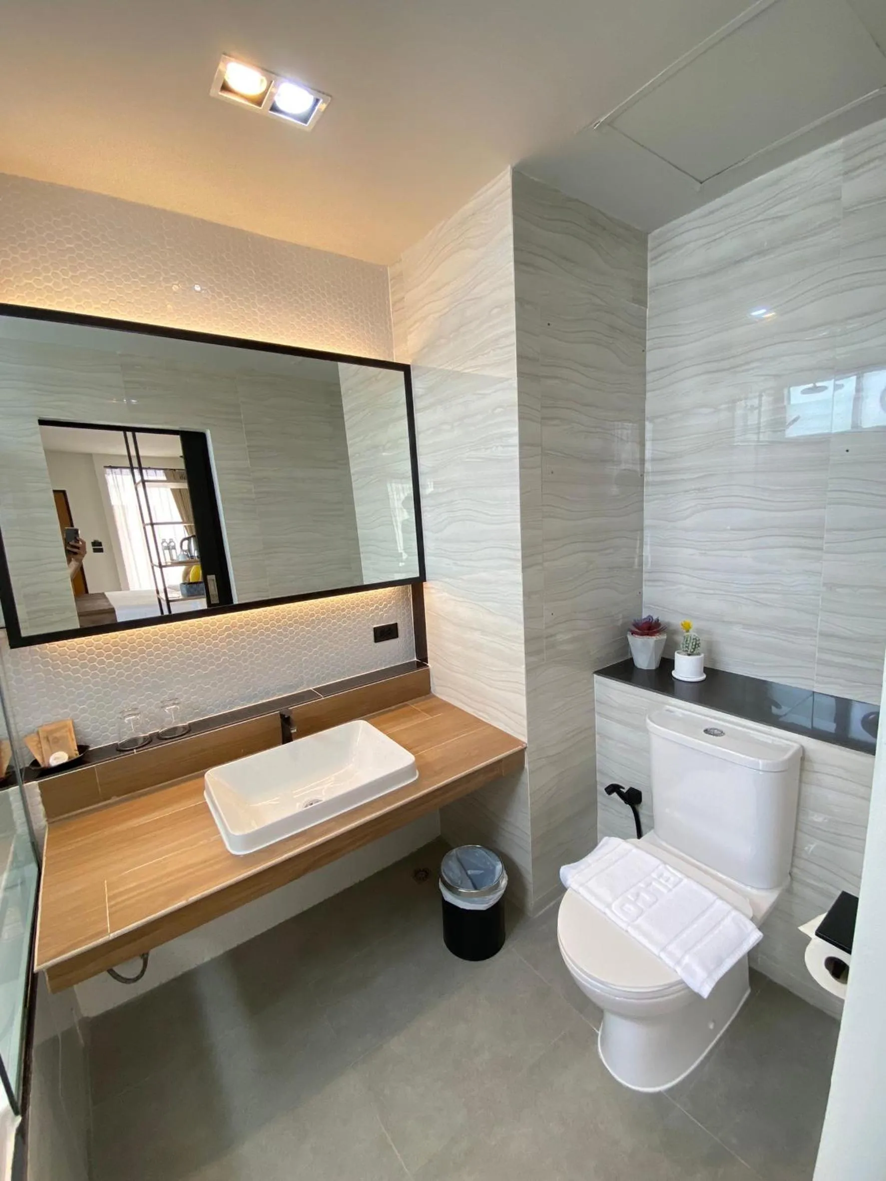 Toilet in The Gold Living Life