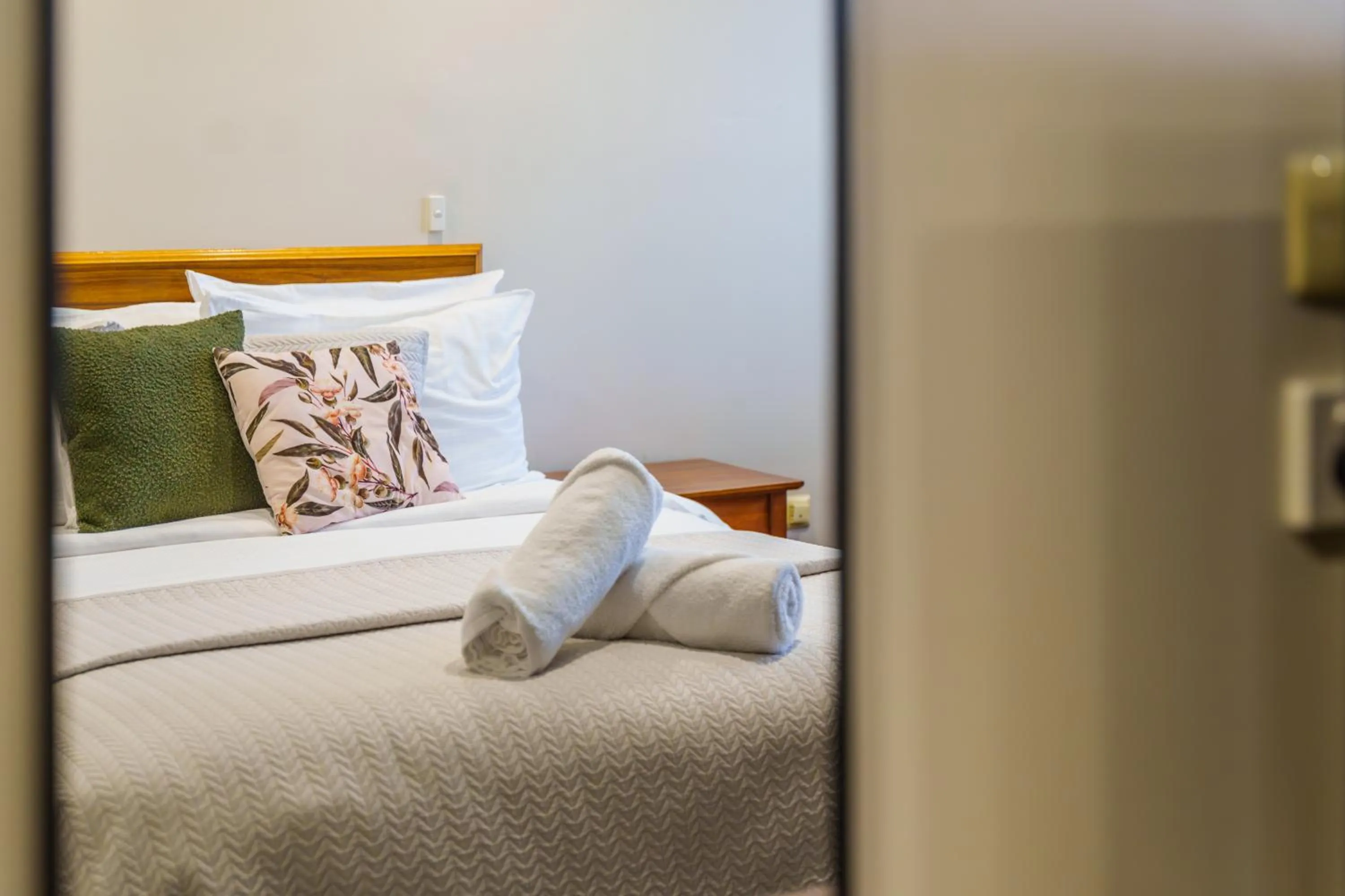 Bed in Roydons Motor Inn