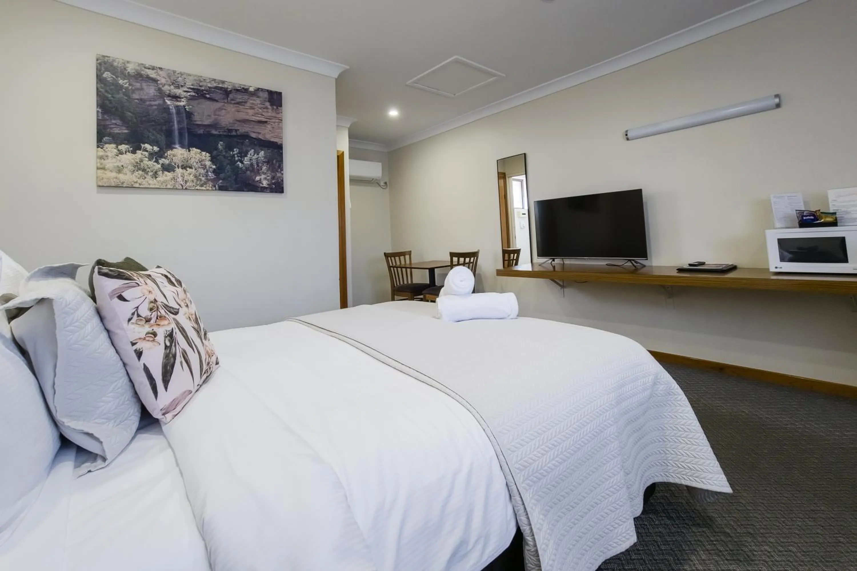 Kitchen or kitchenette, Bed in Roydons Motor Inn