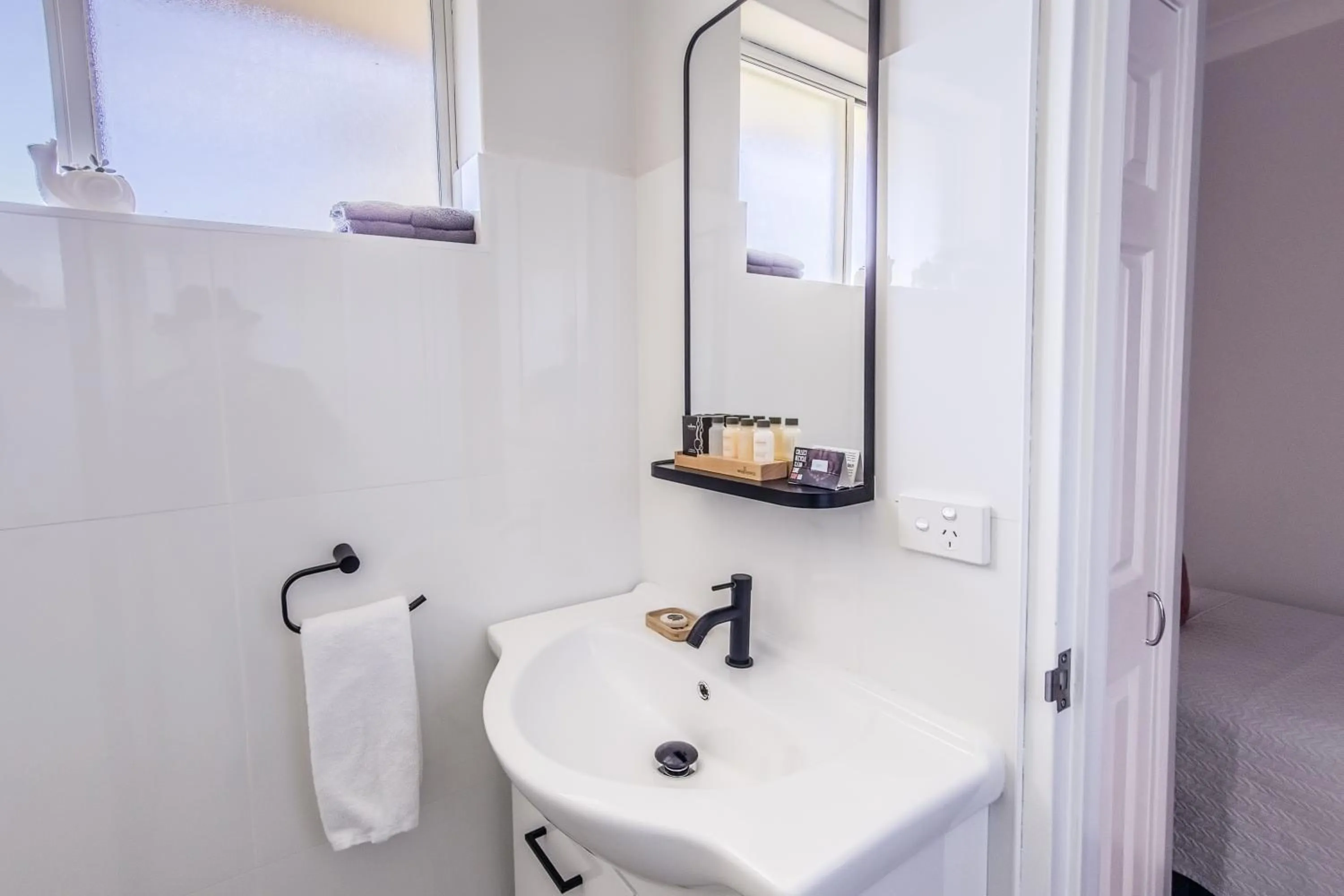 Bathroom in Roydons Motor Inn