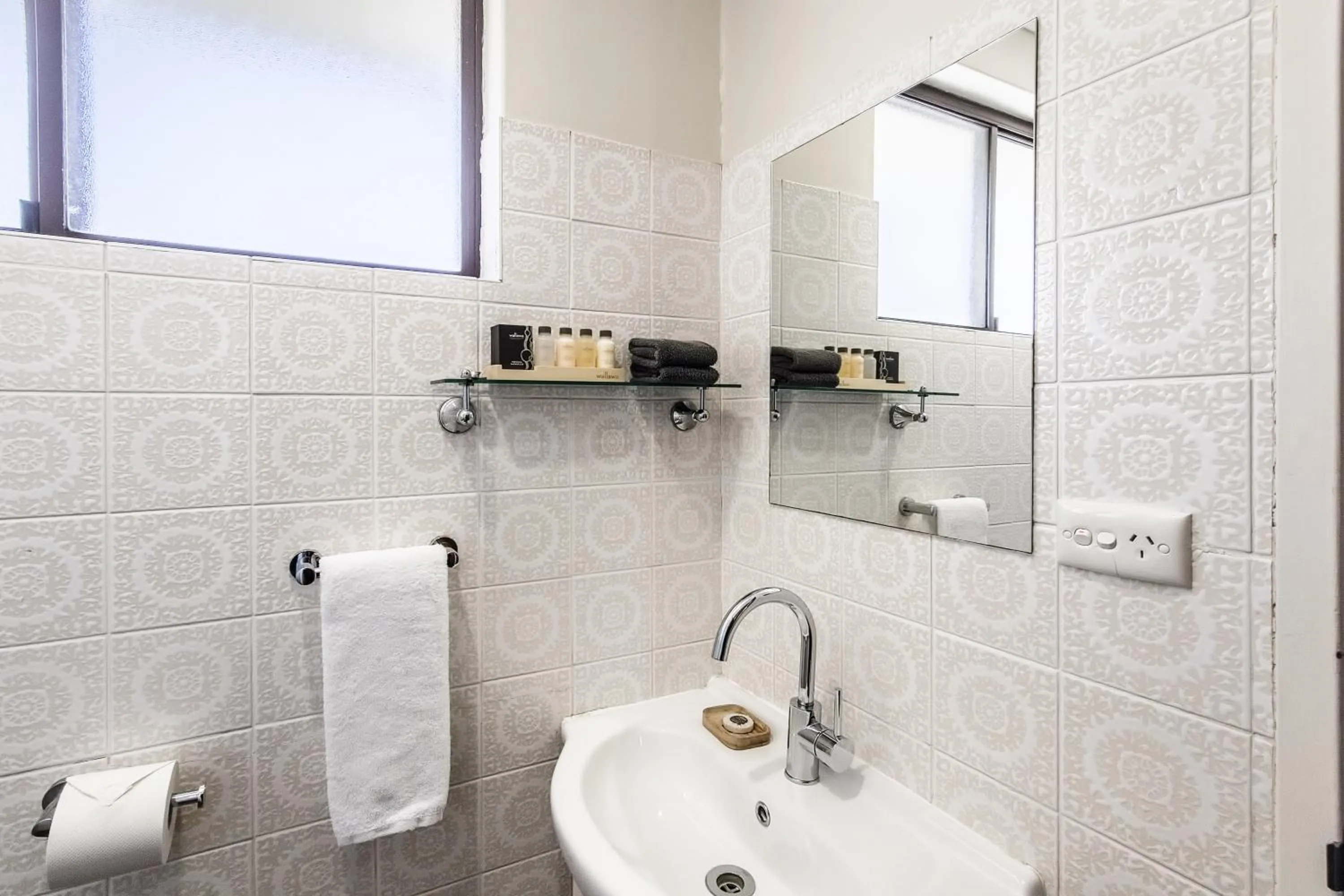 Bathroom in Roydons Motor Inn