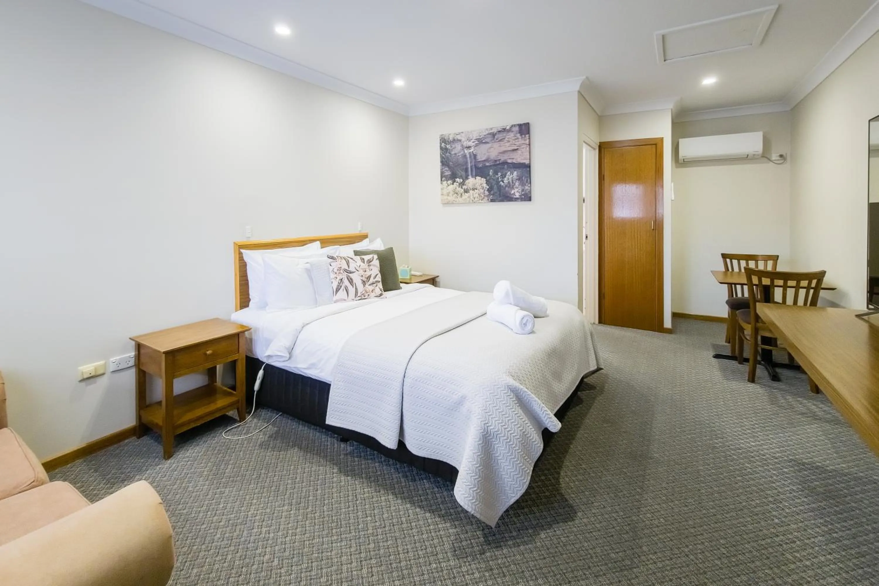 Photo of the whole room, Bed in Roydons Motor Inn