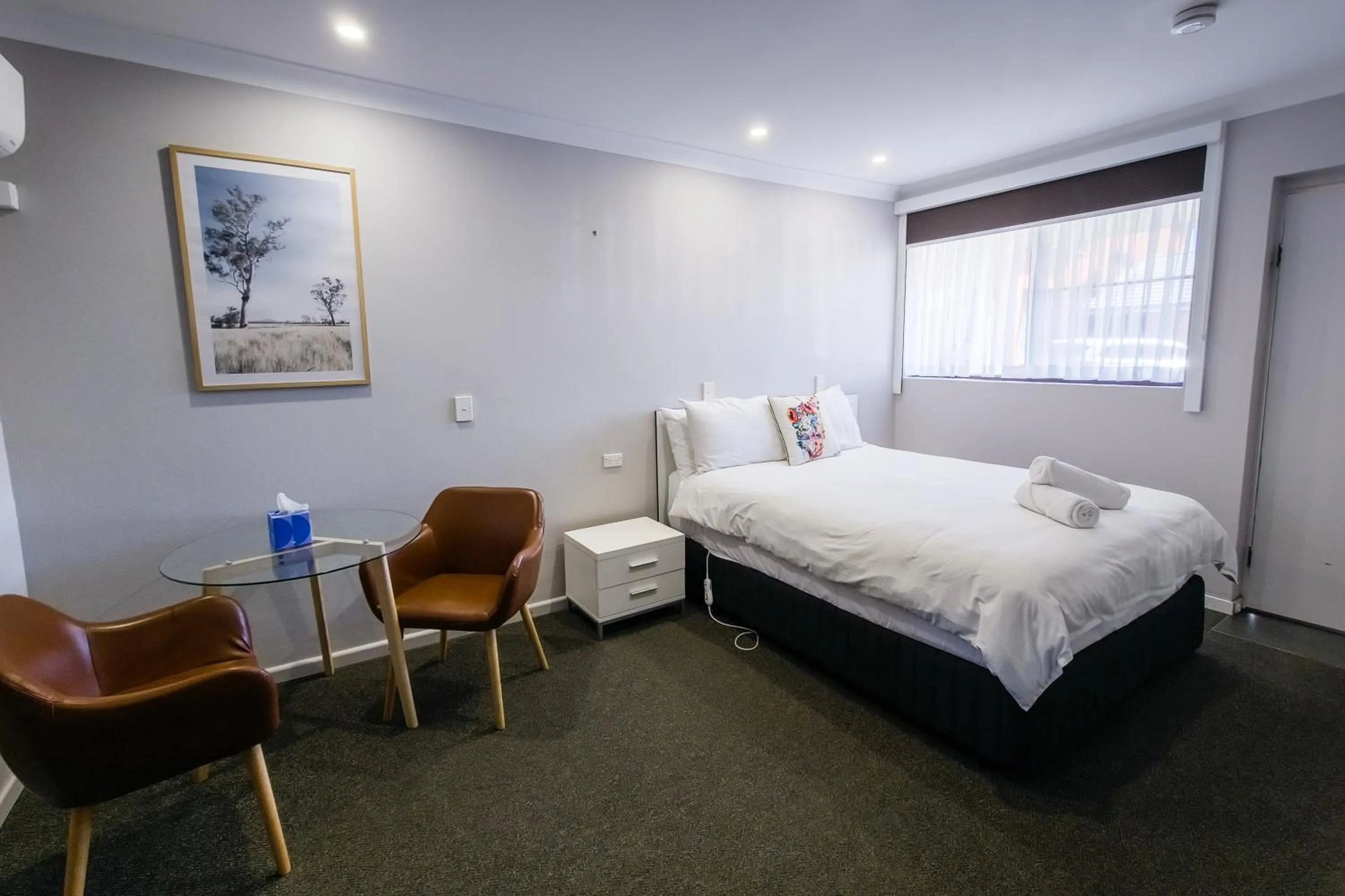 Photo of the whole room, Bed in Roydons Motor Inn