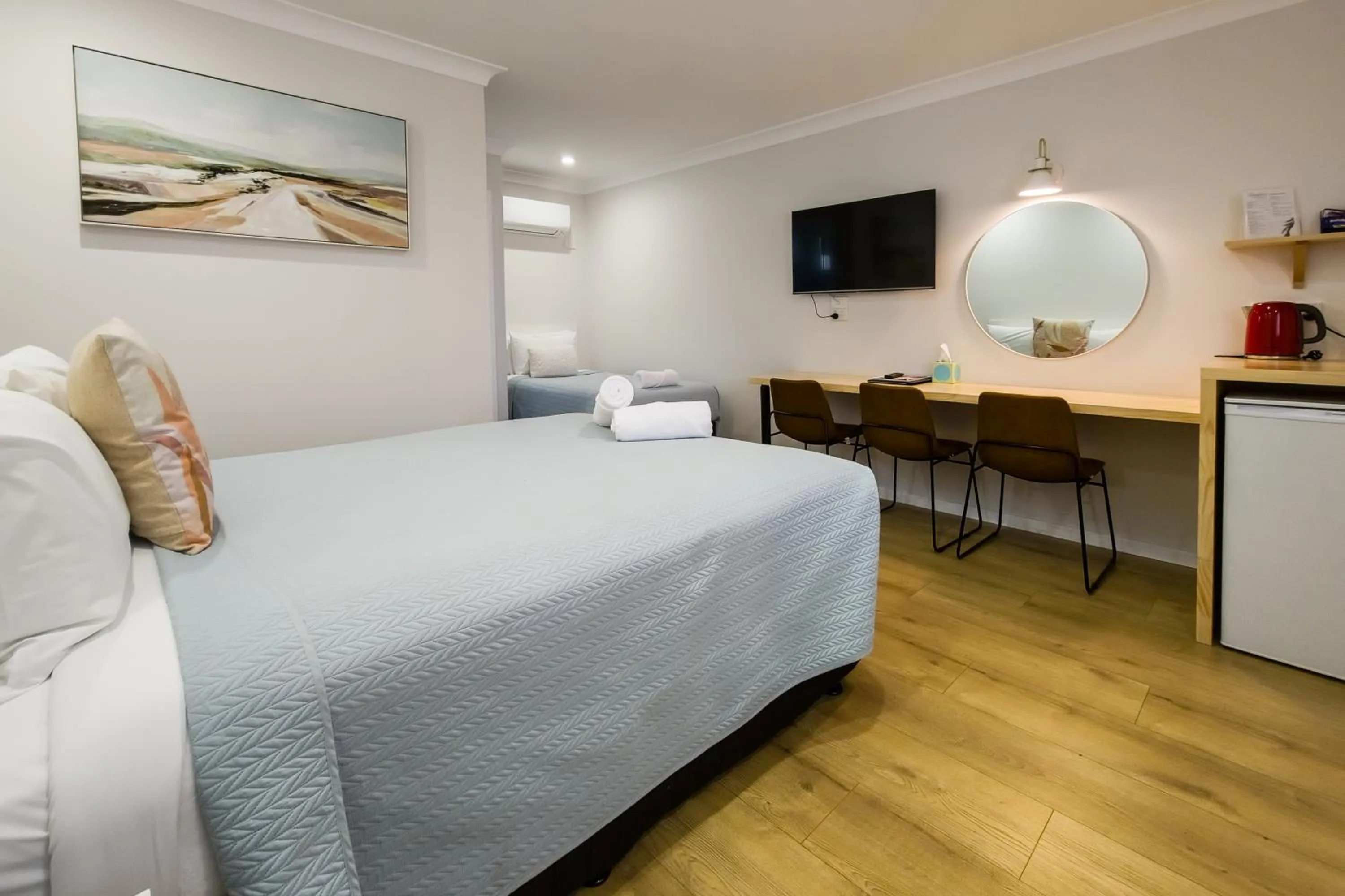 Photo of the whole room, Bed in Roydons Motor Inn