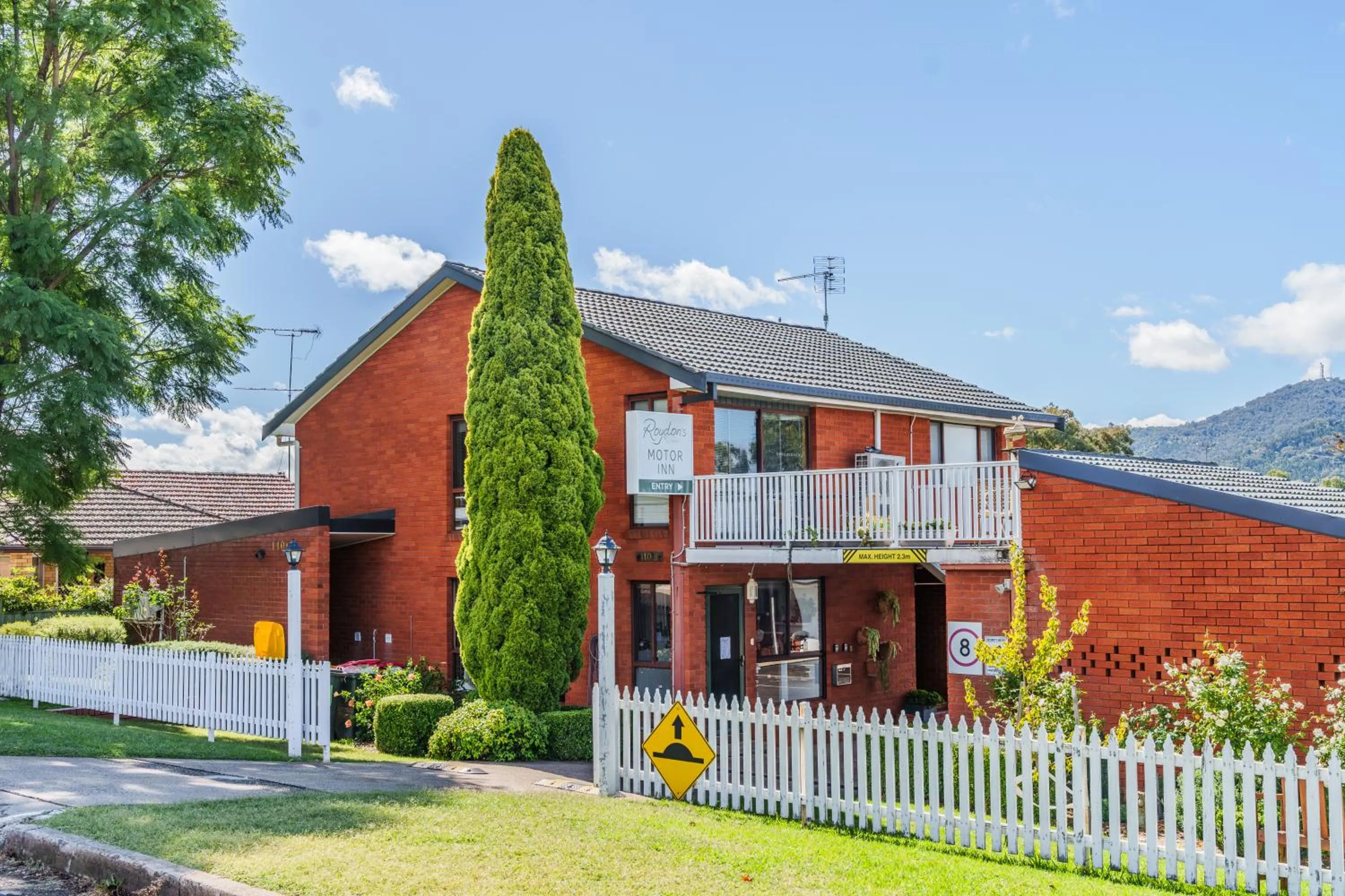 Property building in Roydons Motor Inn