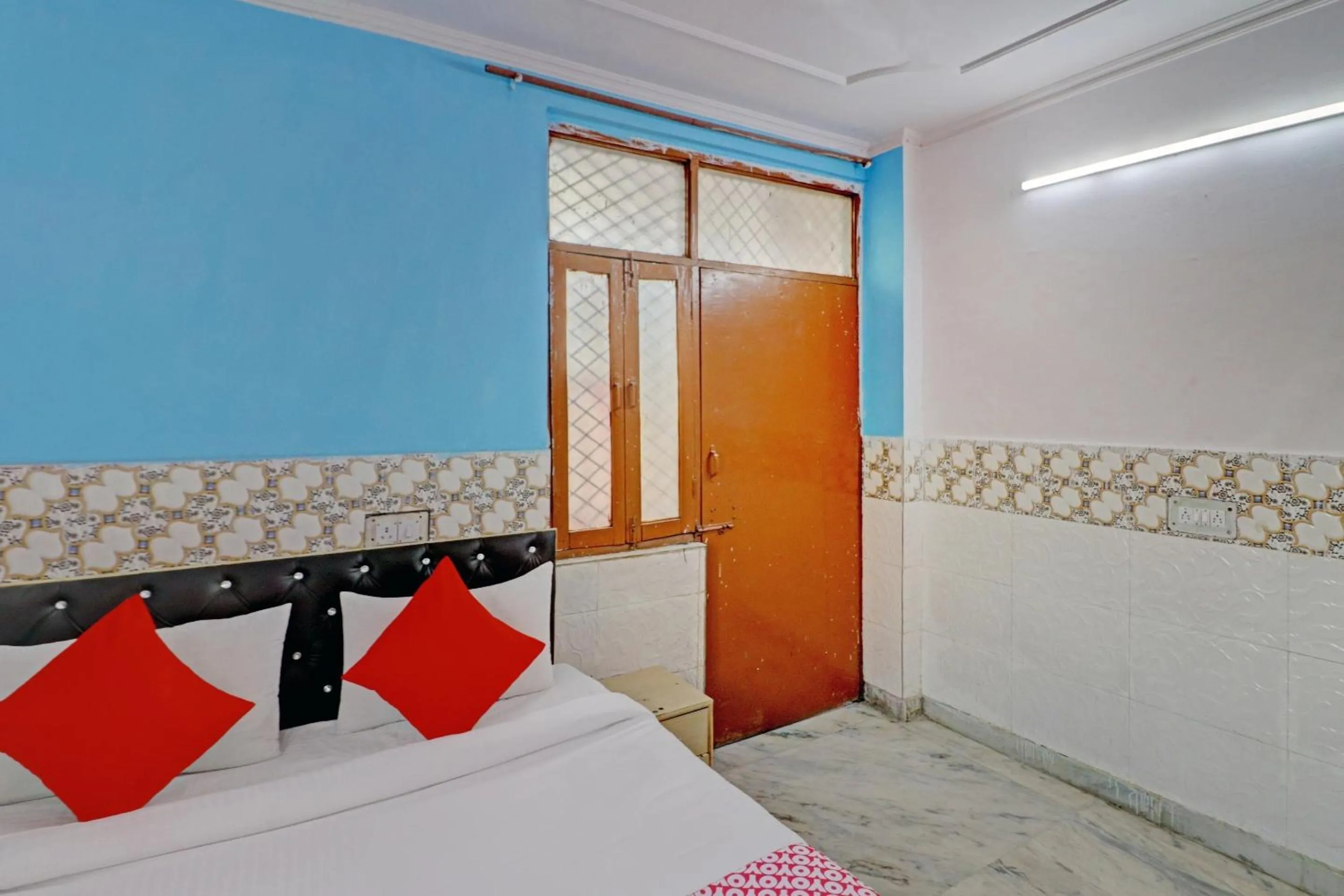 Facade/entrance, Bed in Hotel O Happy Homes