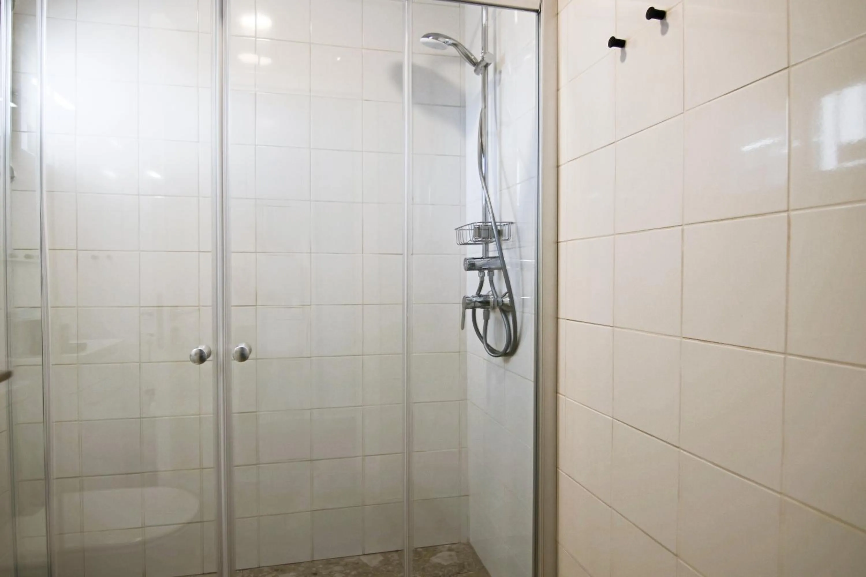 Shower in Phaedrus Living Seaside Luxury Flat Athina 113