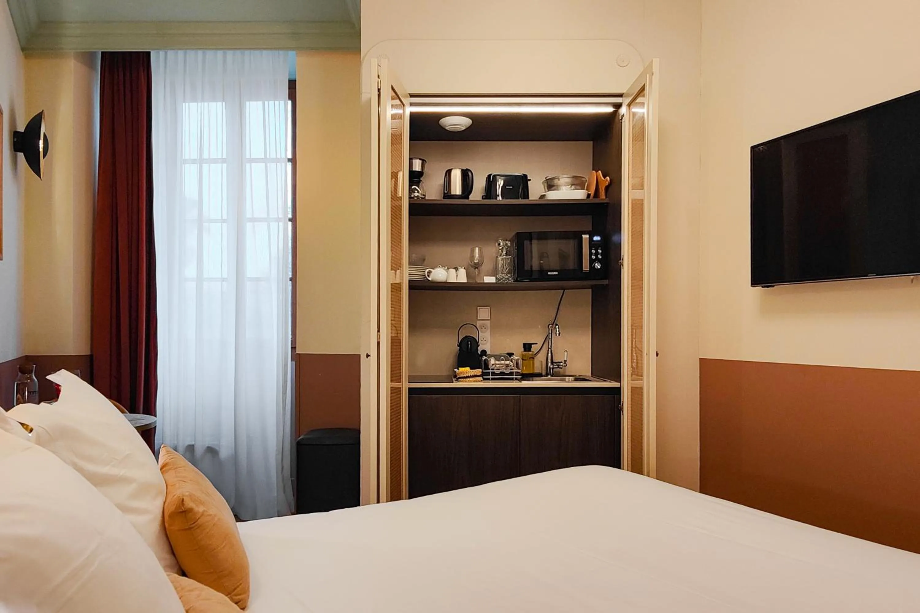 Kitchen or kitchenette, Bed in Hotel Aparthotel AMMI Vieux Nice