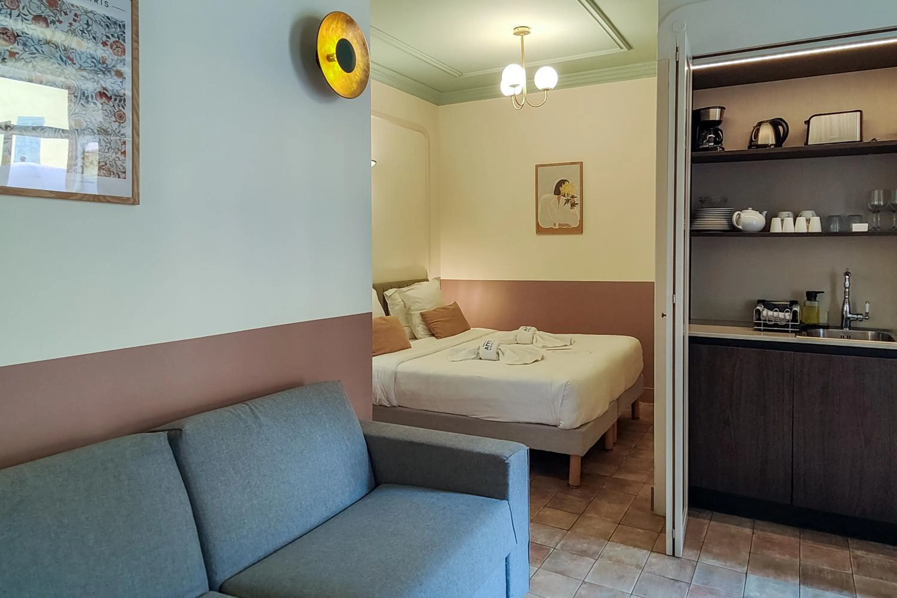 Kitchen or kitchenette, Bed in Hotel Aparthotel AMMI Vieux Nice