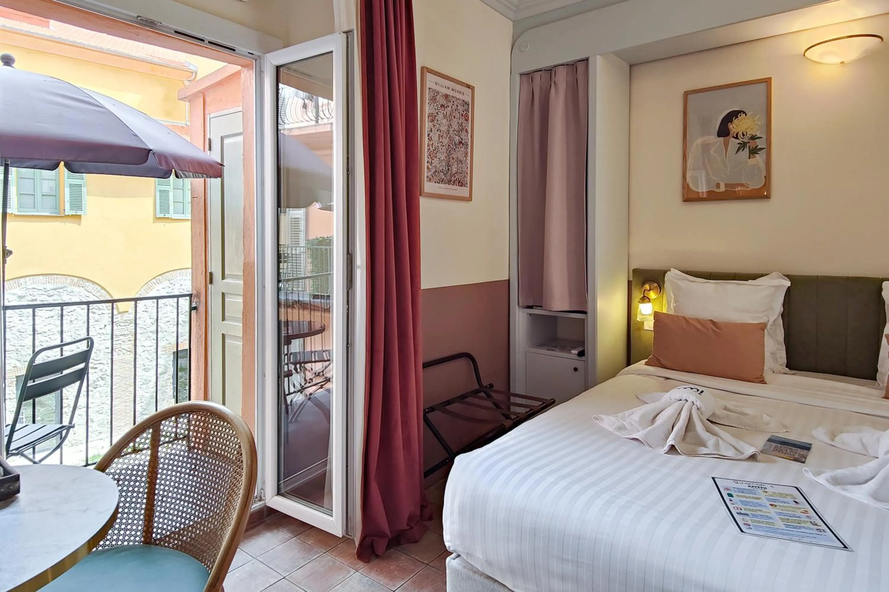 Balcony/Terrace, Bed in Hotel Aparthotel AMMI Vieux Nice