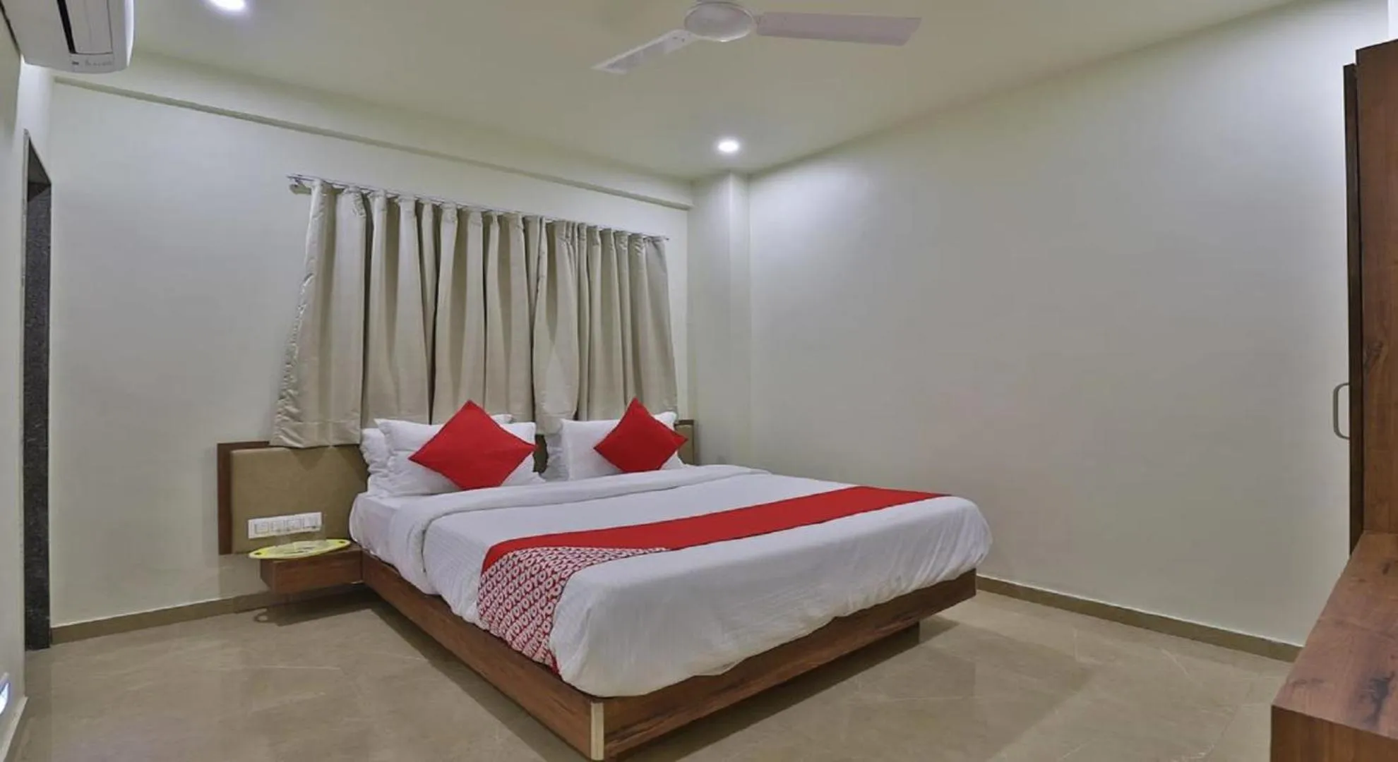 Photo of the whole room, Bed in Hotel Kuber