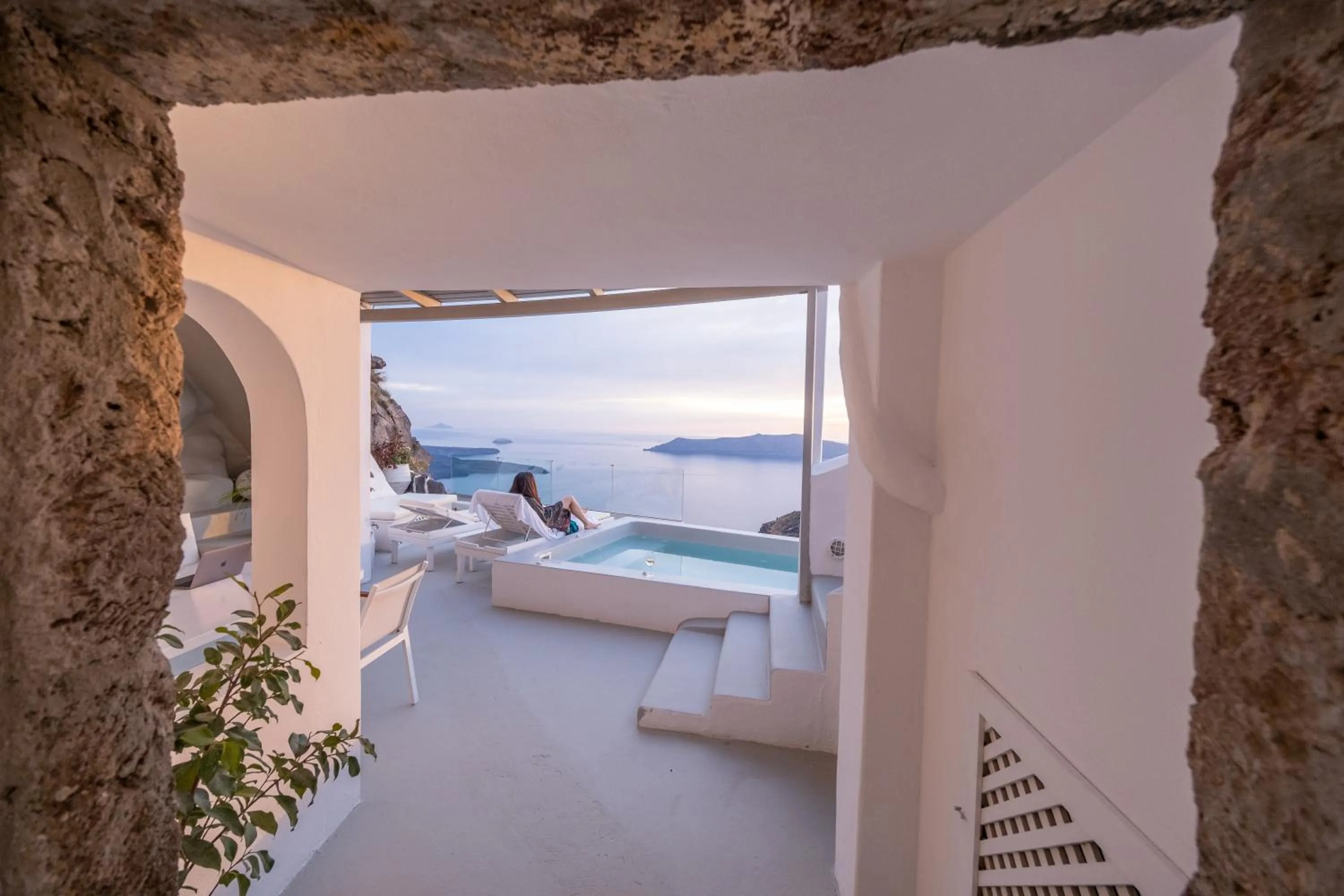 Anemos Cave Suites
