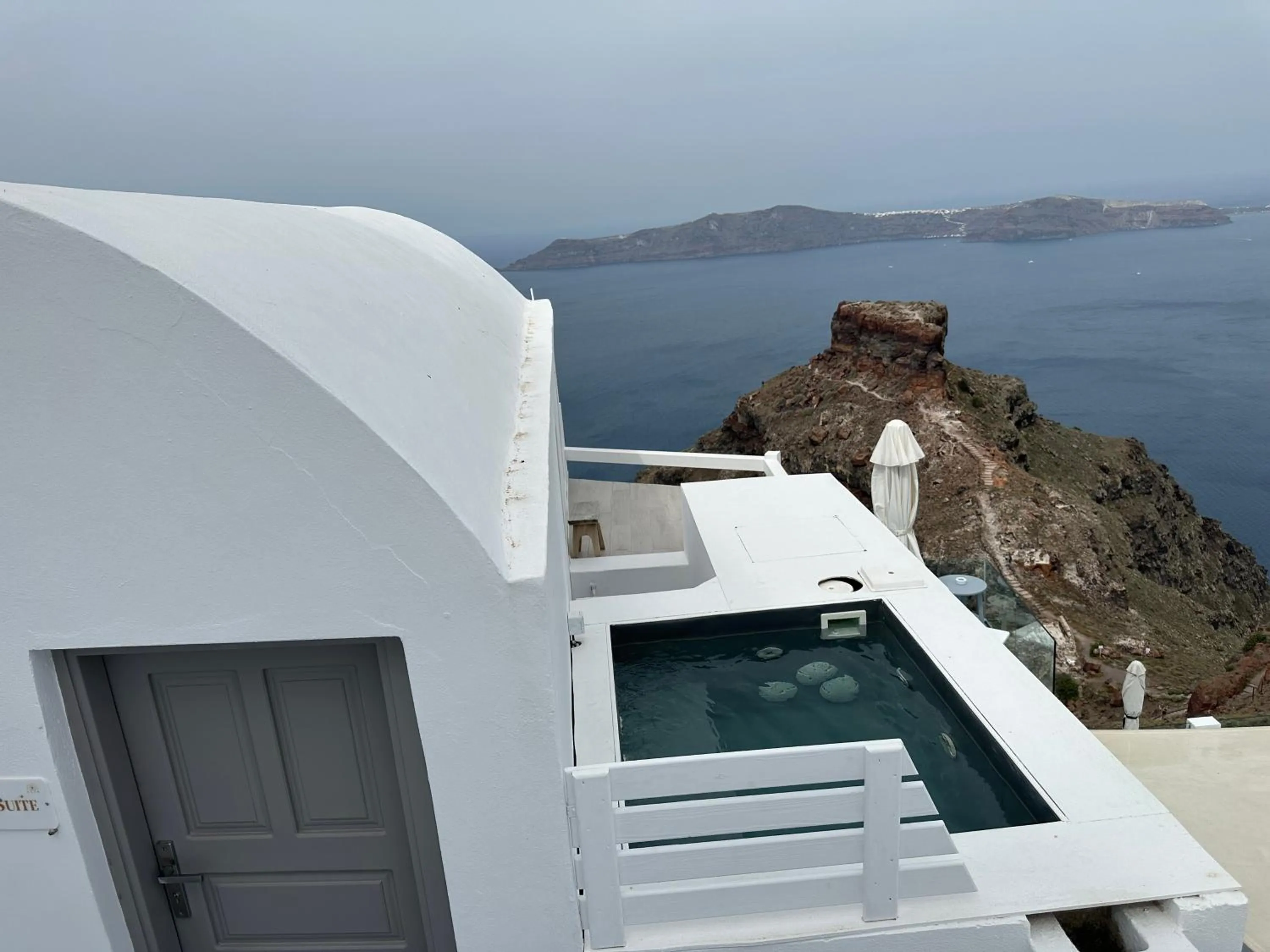 Hot Tub in Anemos Cave Suites