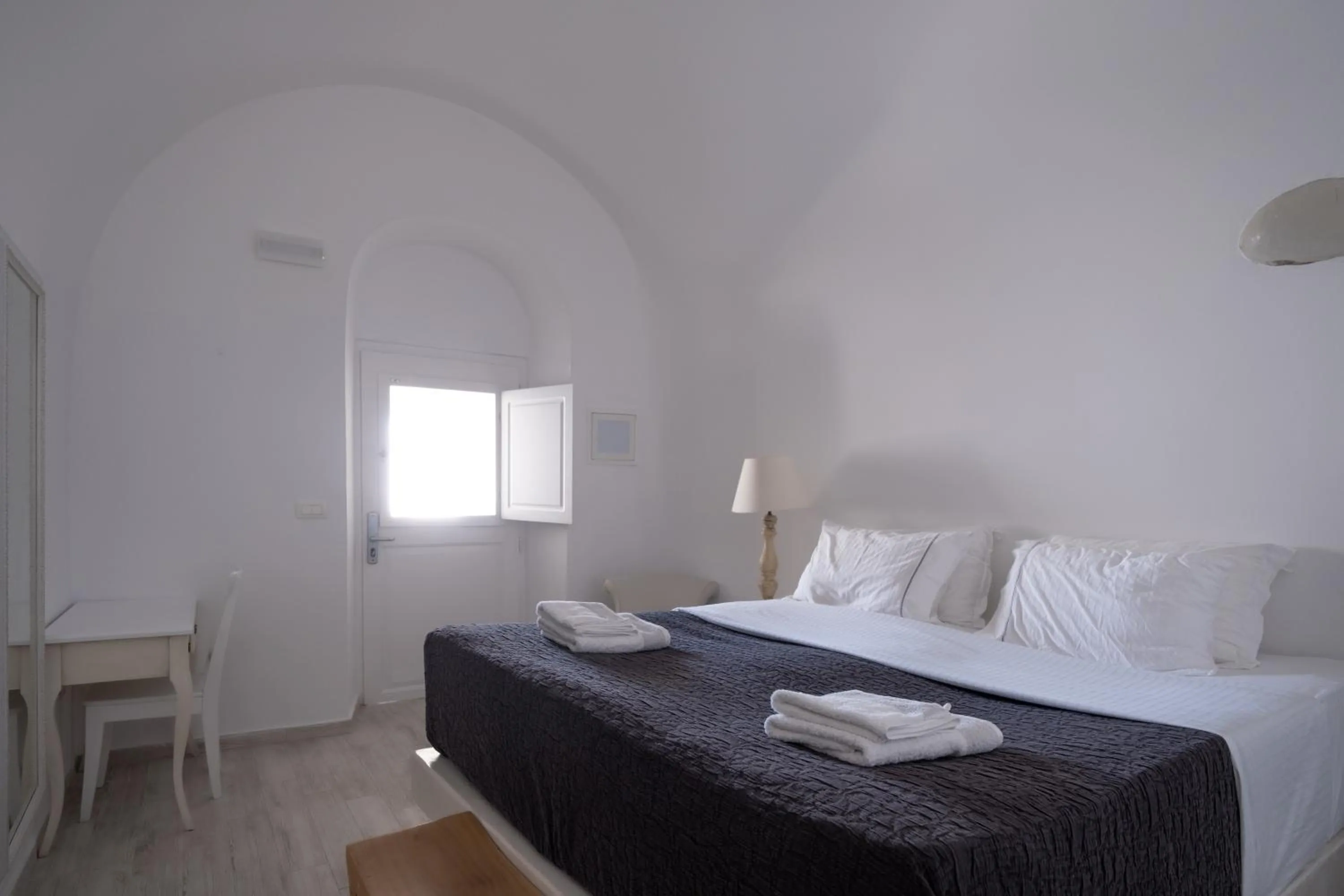 Anemos Cave Suites