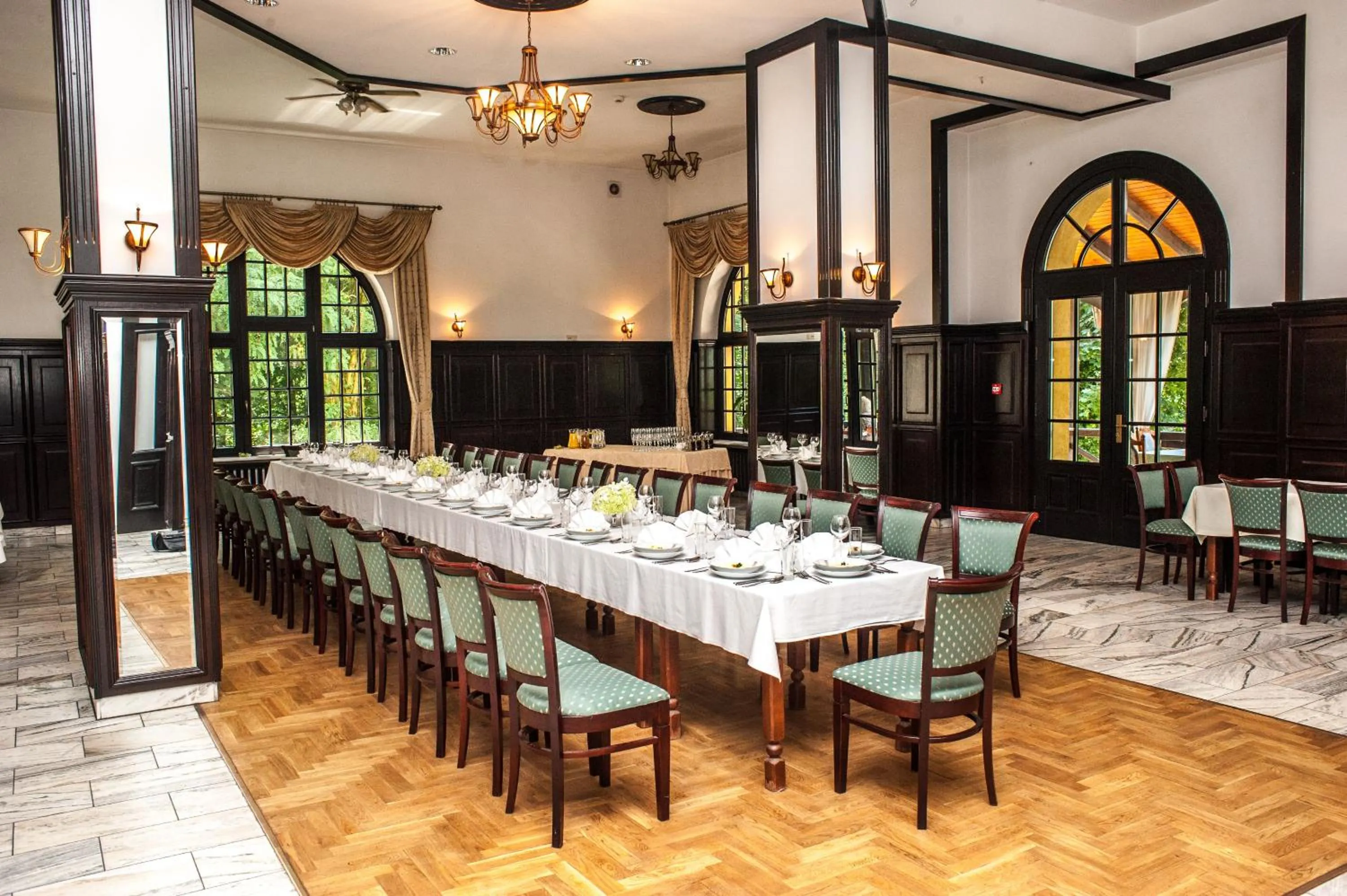 Restaurant/places to eat in Hotel Maria