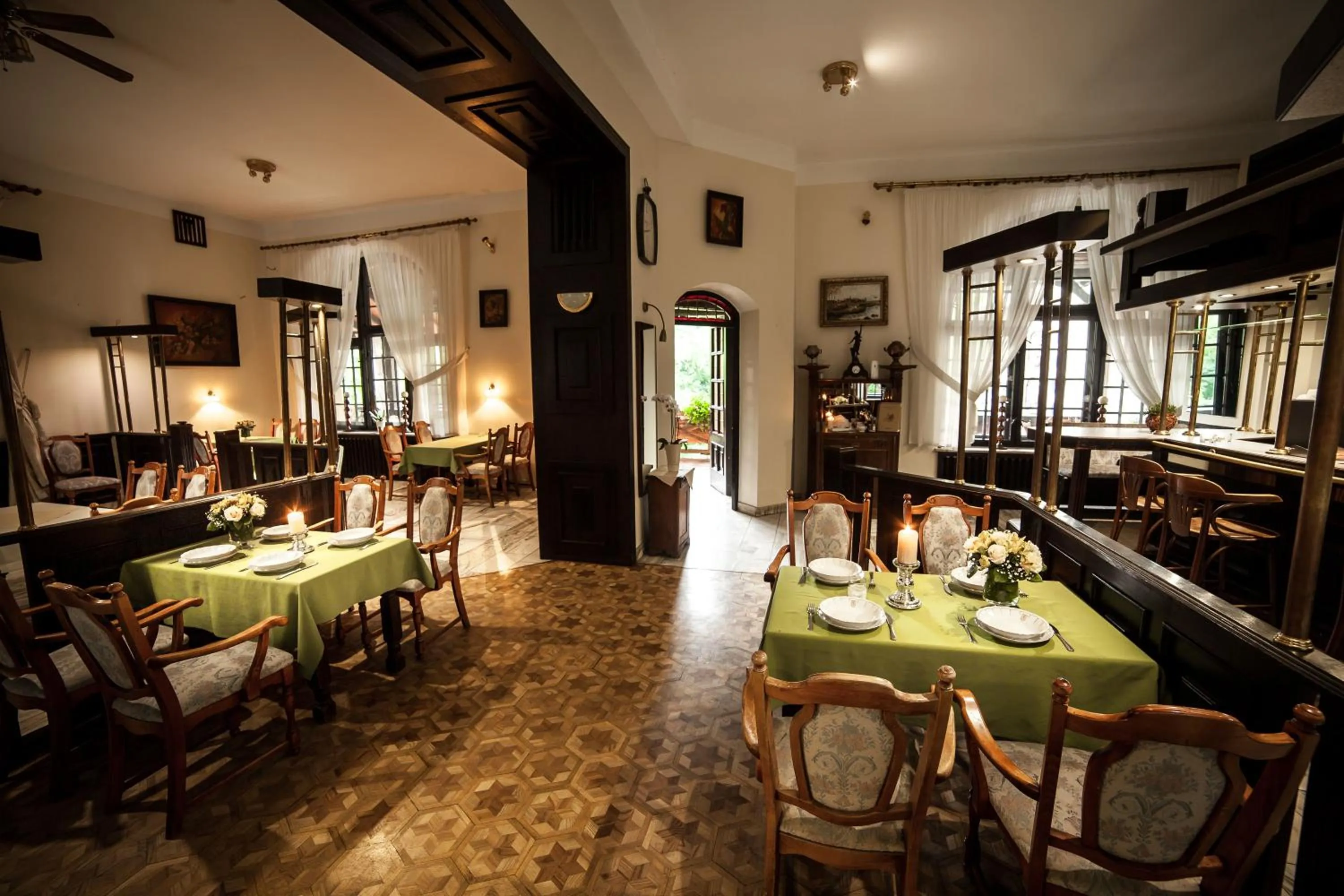 Restaurant/places to eat in Hotel Maria