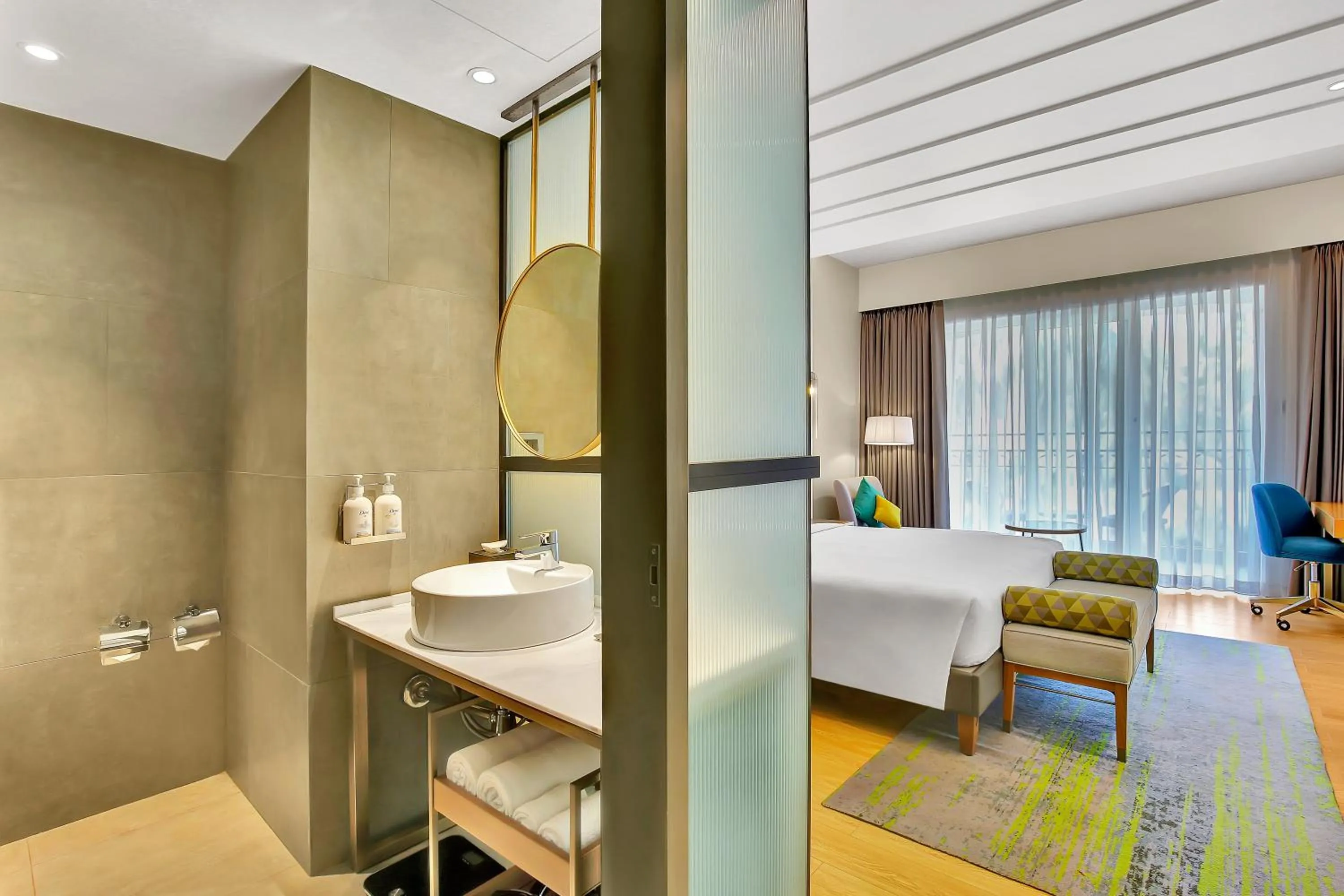 Bathroom, Bed in Holiday Inn Goa Candolim