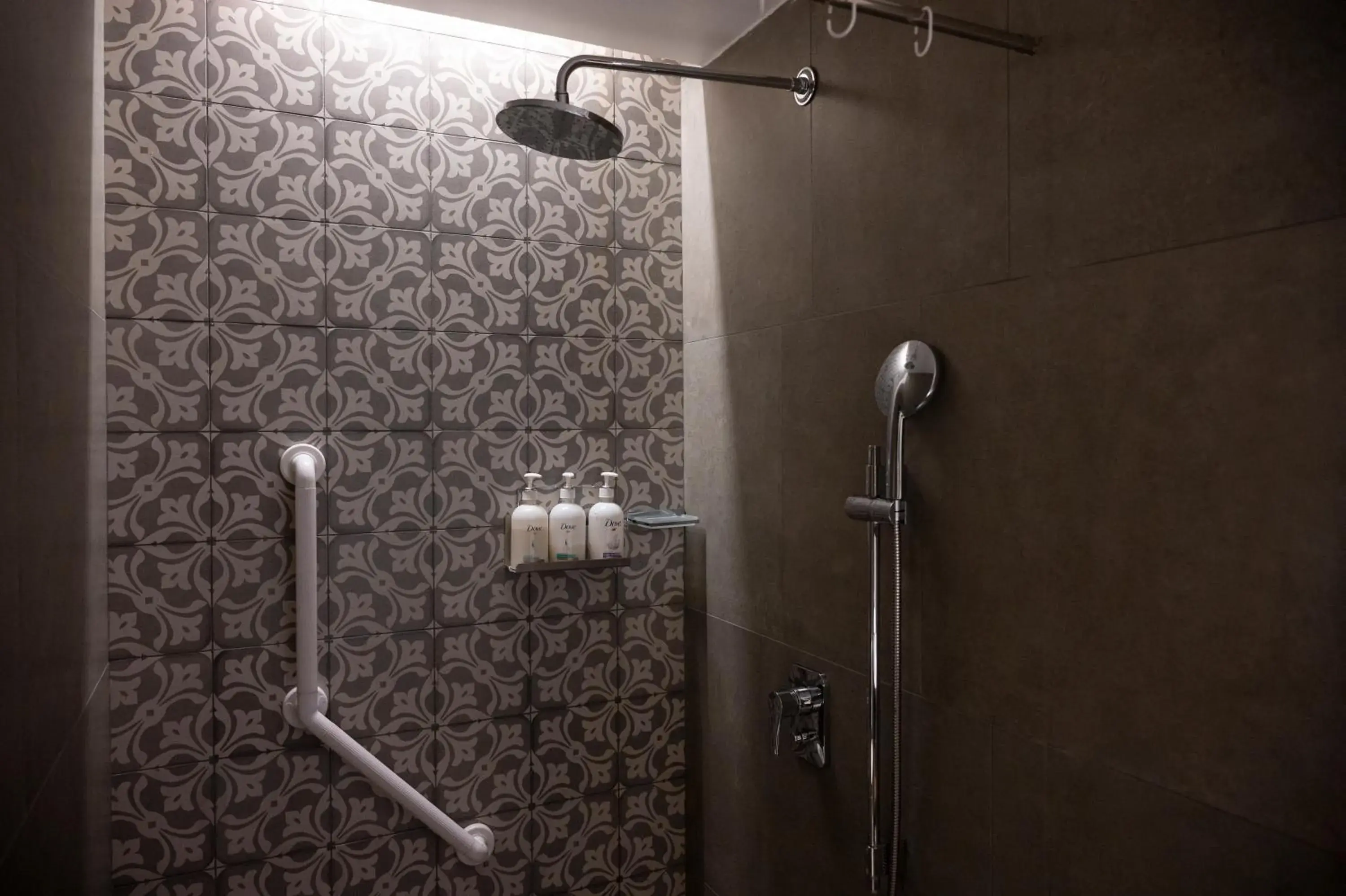 Standard King Room - Accessible 15% discount on F&B+Spa.. buy 1 get 1 on select beer brand, 2 kids below 12 stay free on existing beds in Holiday Inn Goa Candolim Standard King Room - Accessible 15% discount on F&B+Spa.. buy 1 get 1 on select beer brand, 2 kids below 12 stay free on existing beds in Holiday Inn Goa Candolim