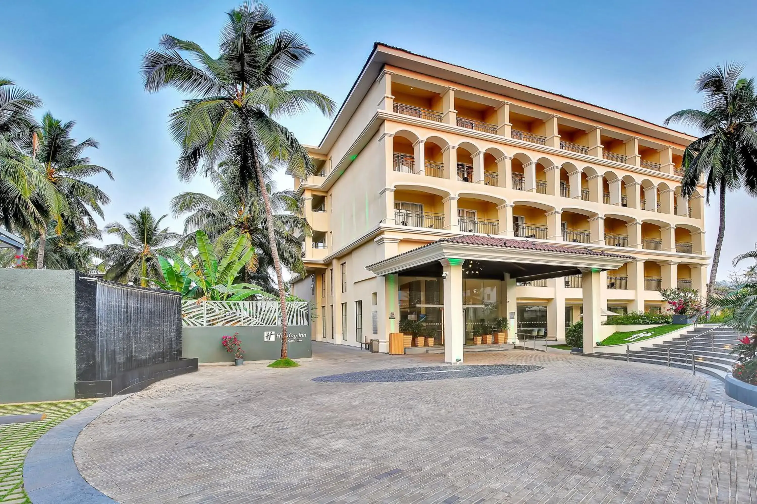 Property building in Holiday Inn Goa Candolim Property building in Holiday Inn Goa Candolim