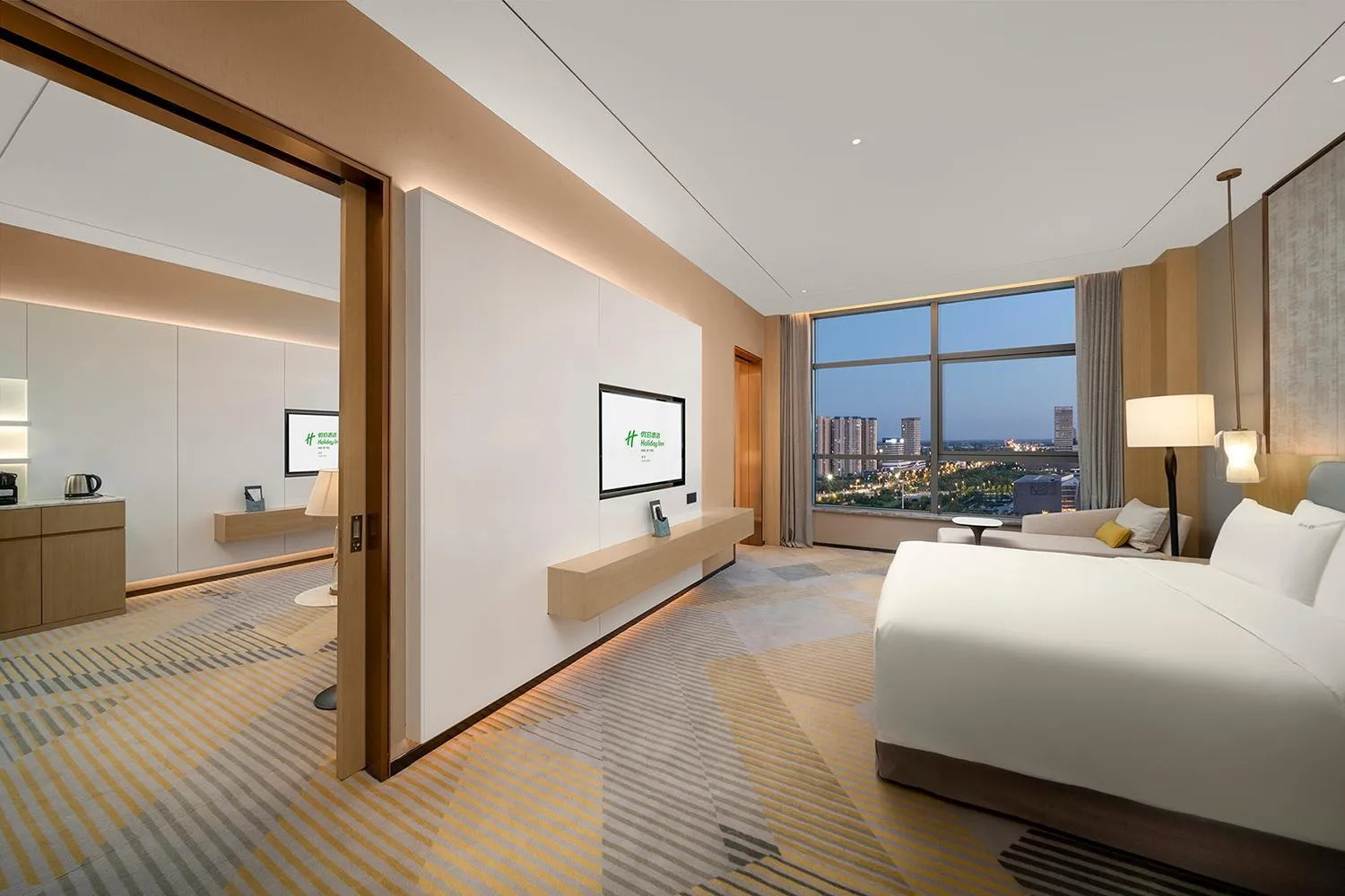 Photo of the whole room, Bed in Holiday Inn Fuyang by IHG