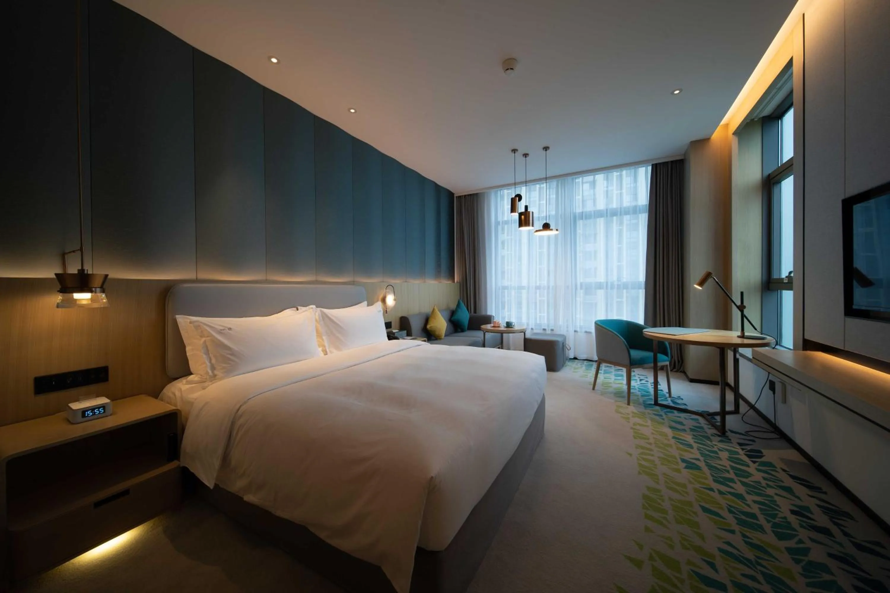 Photo of the whole room, Bed in Holiday Inn Fuyang by IHG
