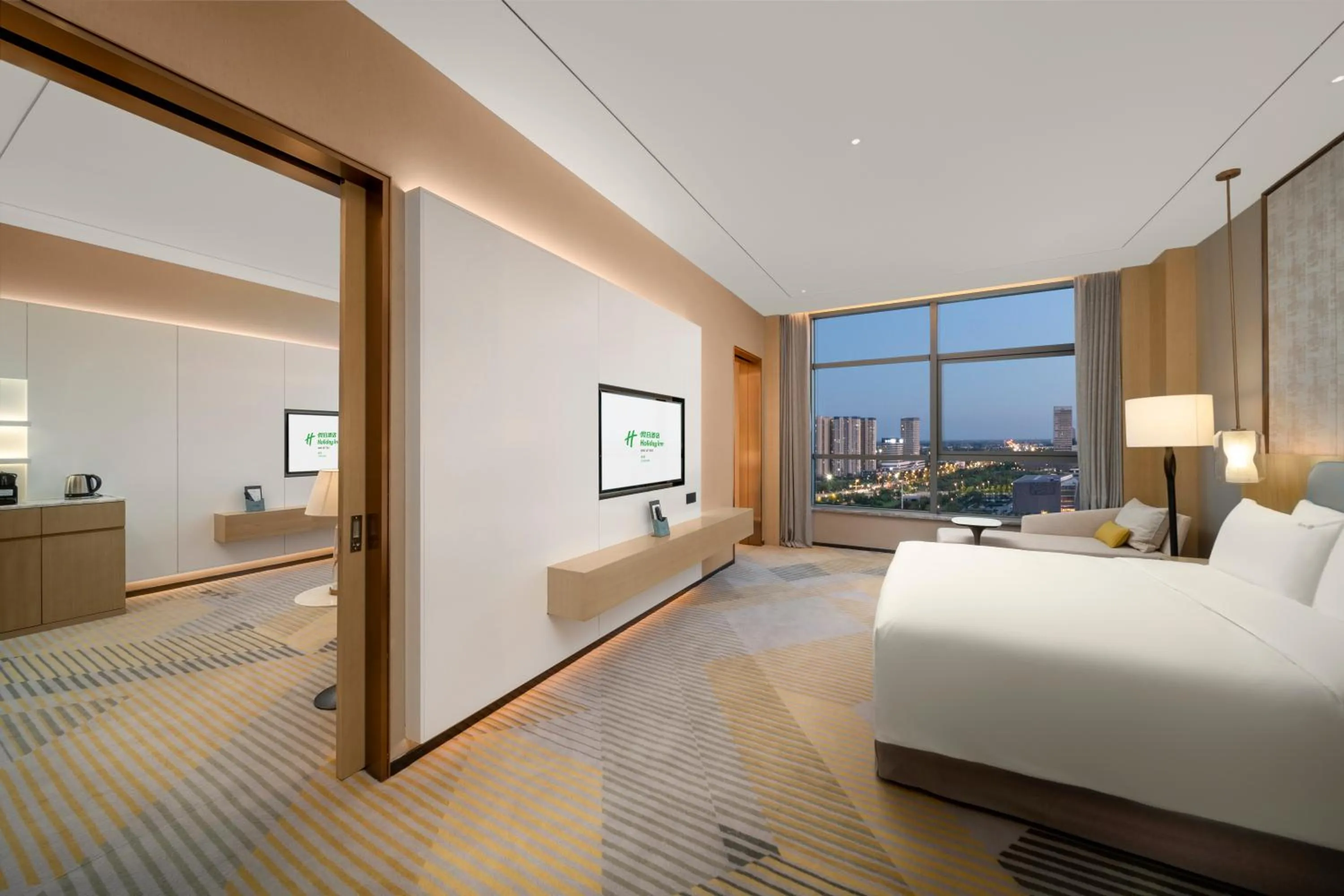 Photo of the whole room, Bed in Holiday Inn Fuyang by IHG