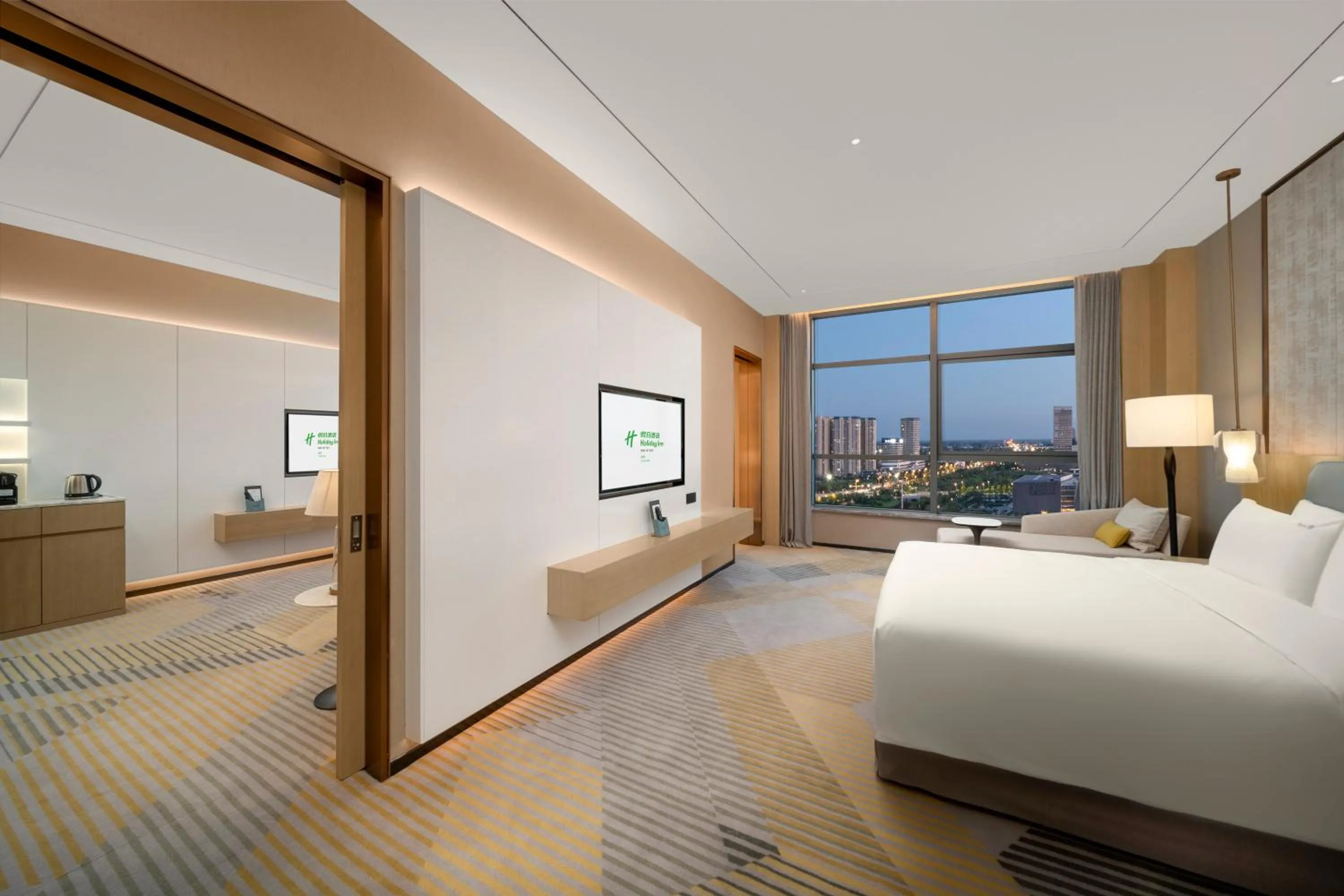 Photo of the whole room, Bed in Holiday Inn Fuyang by IHG