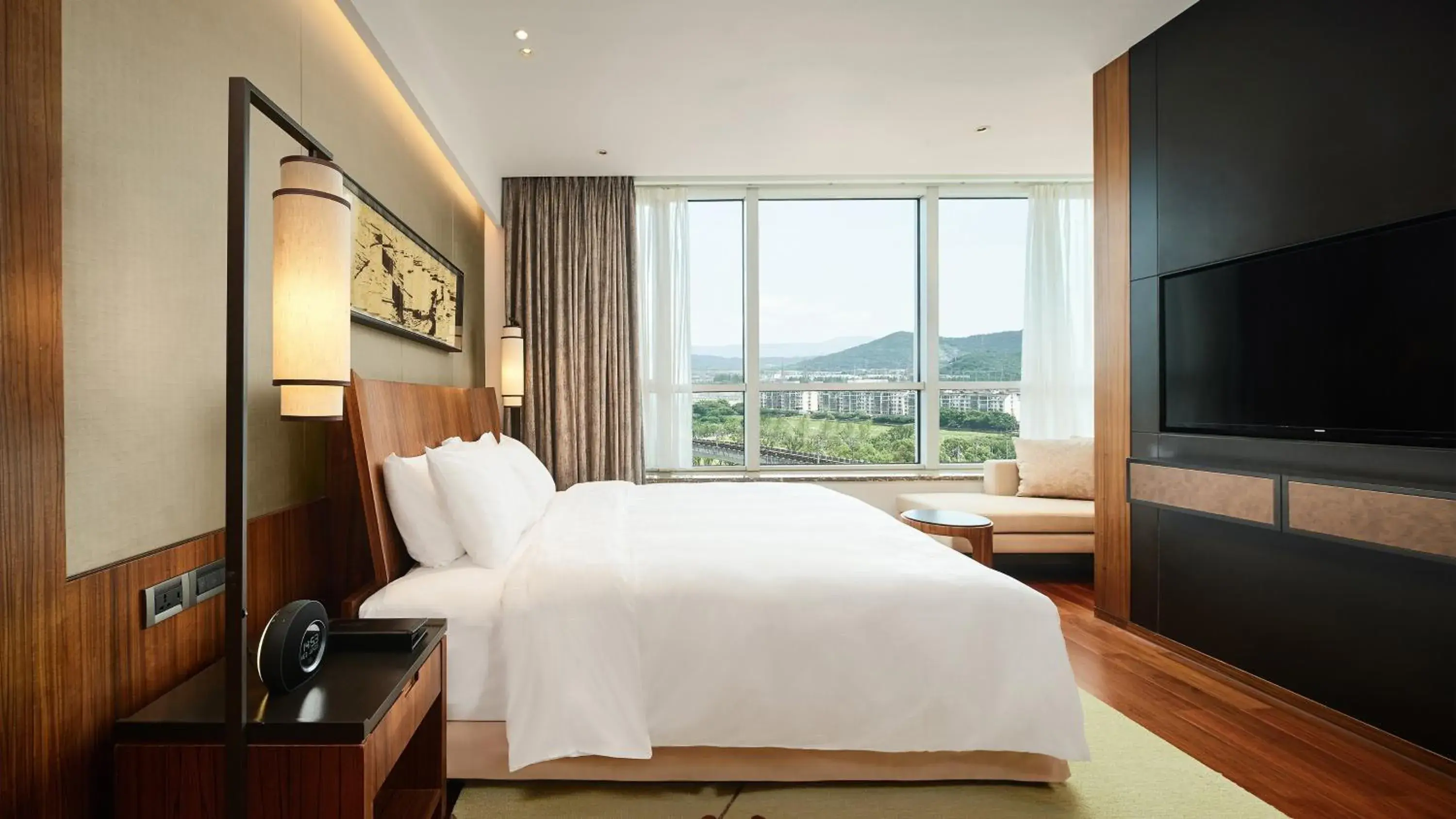 One-Bedroom King Suite with Lounge Access in HUALUXE Ningbo Harbor City One-Bedroom King Suite with Lounge Access in HUALUXE Ningbo Harbor City