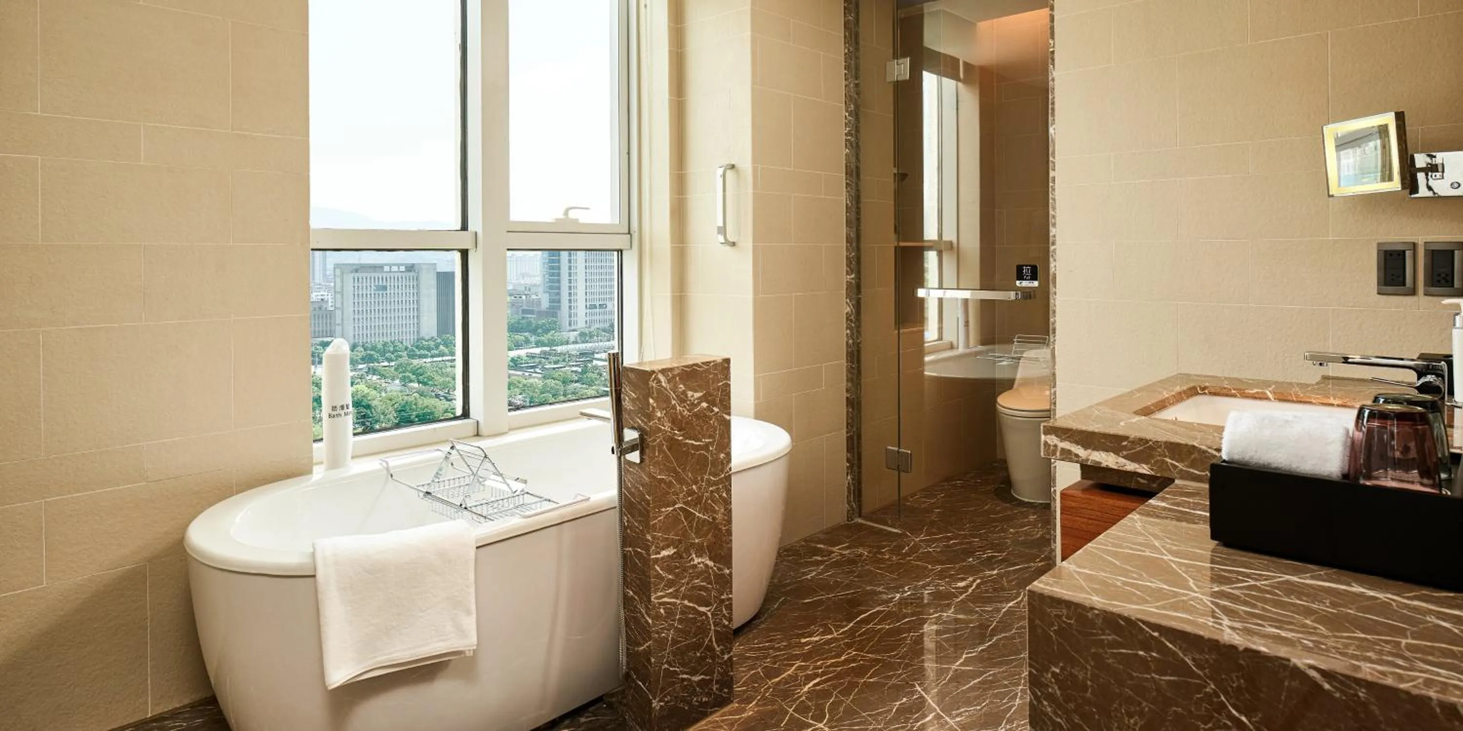 Photo of the whole room in HUALUXE Ningbo Harbor City