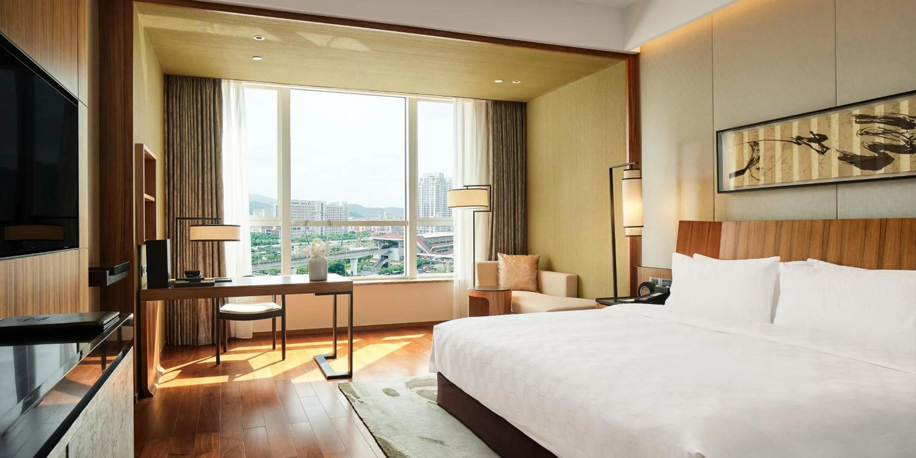 Photo of the whole room, Bed in HUALUXE Ningbo Harbor City