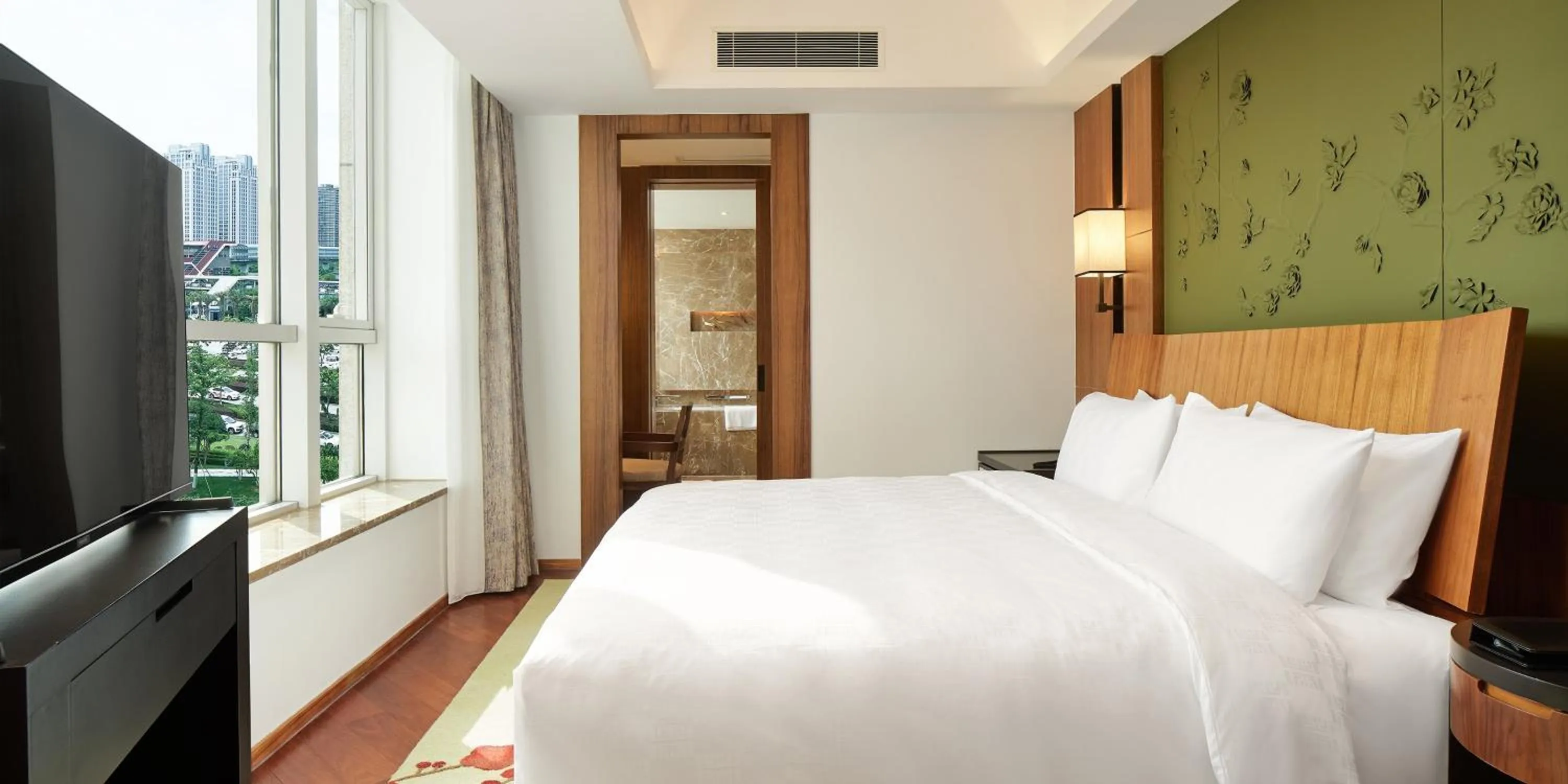 Bedroom, Bed in HUALUXE Ningbo Harbor City