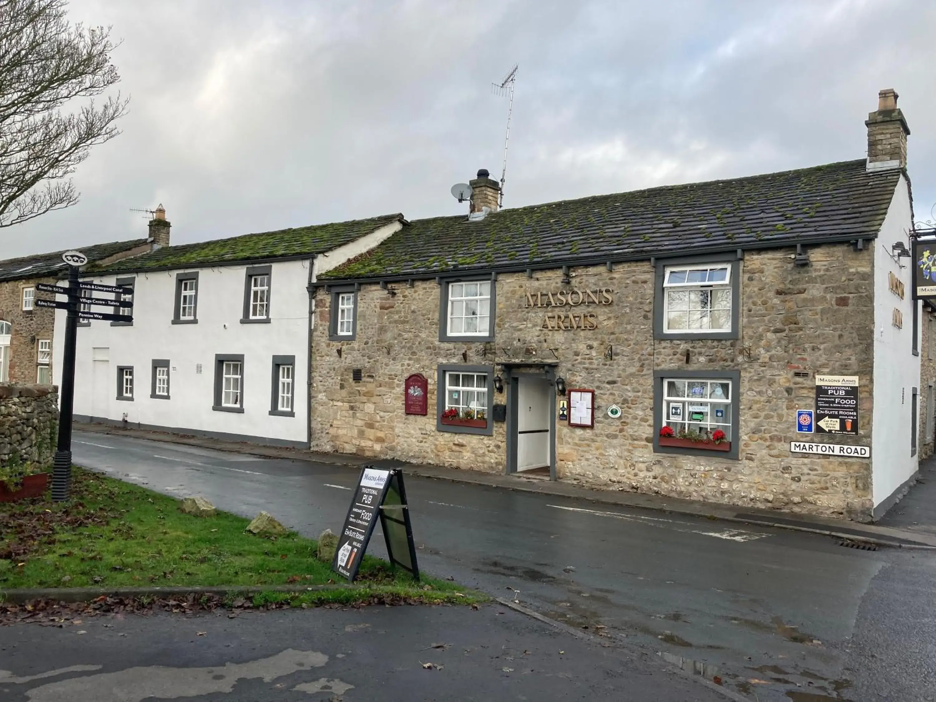 Twin Room - Disability Access in Masons Arms Twin Room - Disability Access in Masons Arms