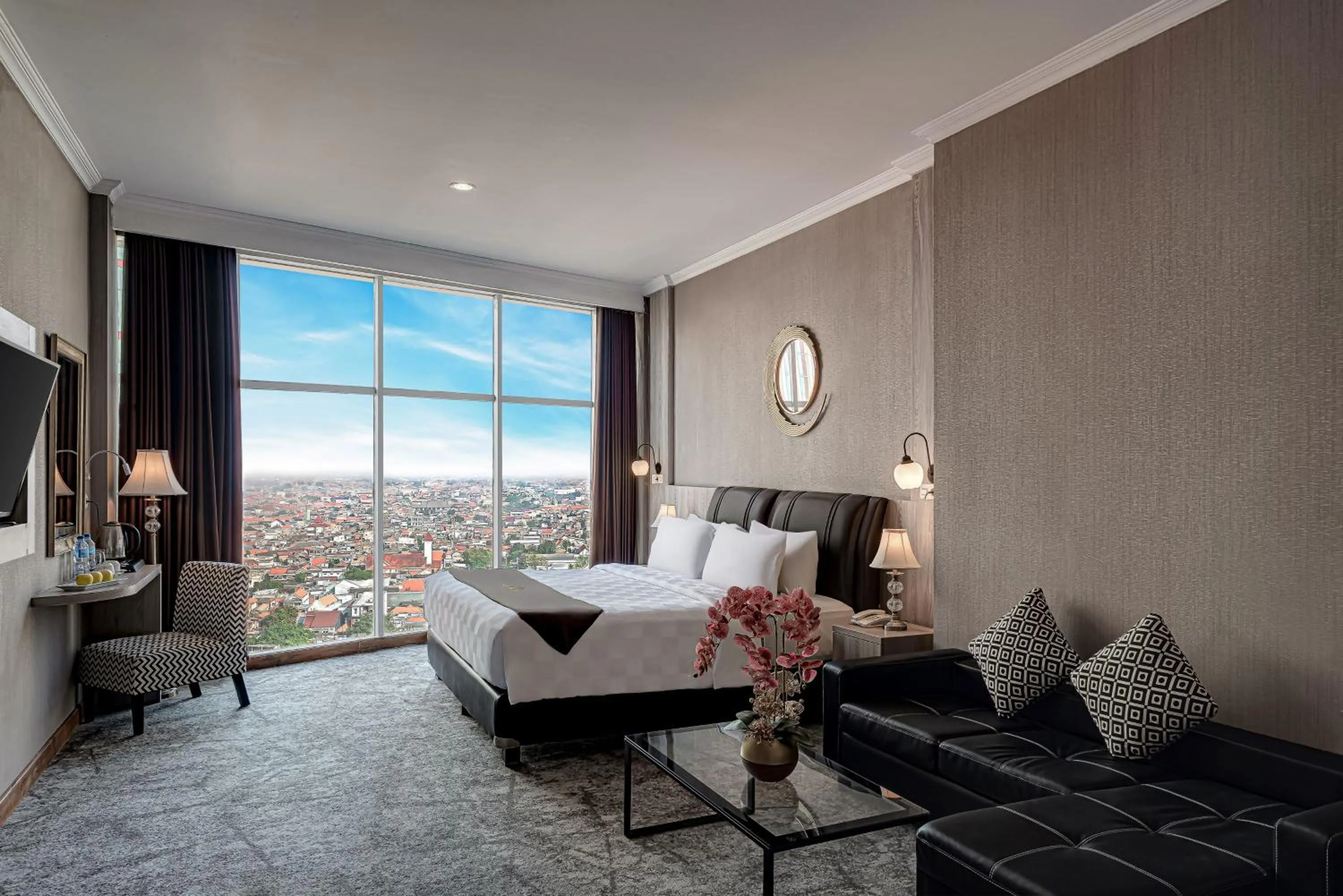 Bed in Goldvitel Hotel Surabaya