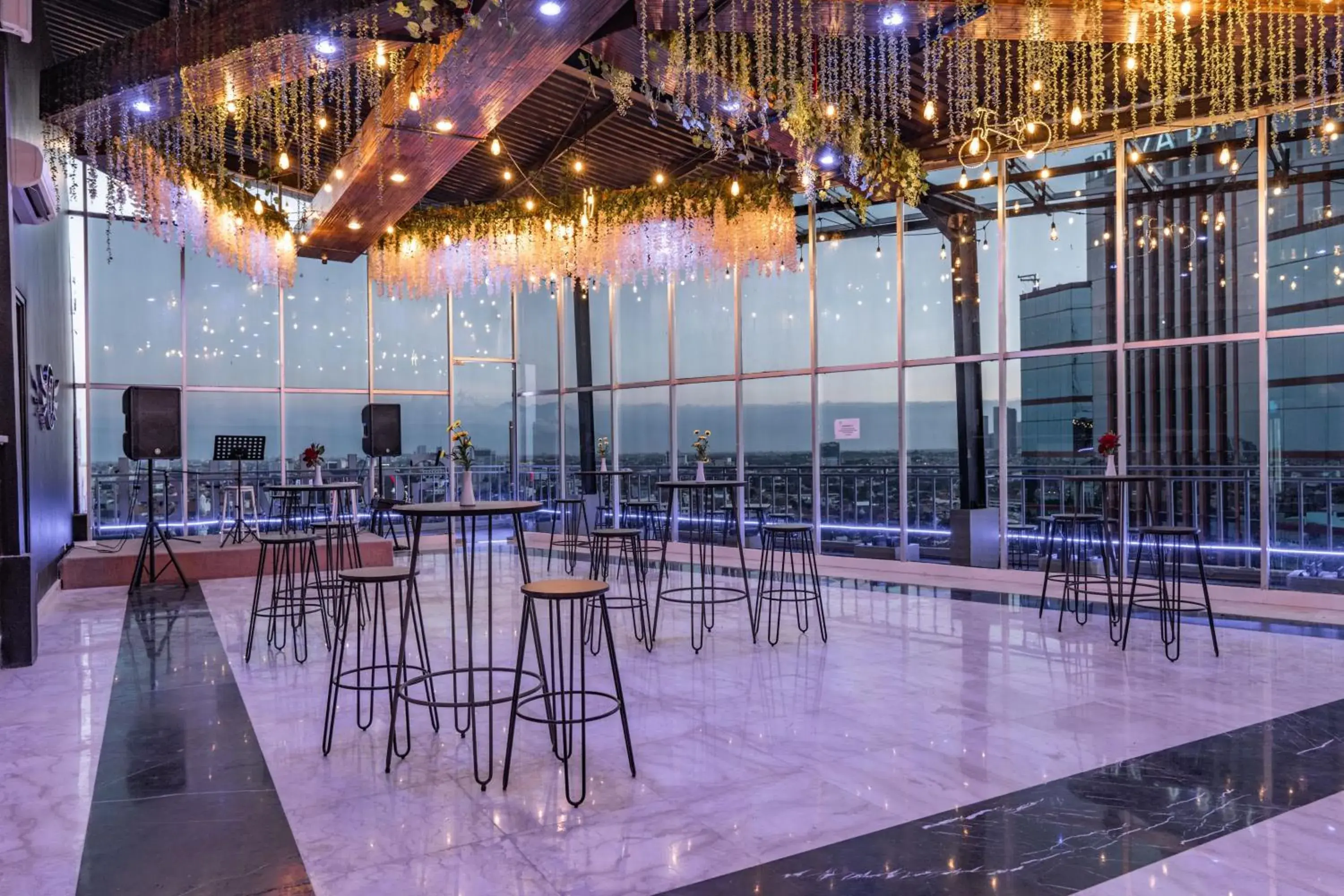 Lounge or bar in Goldvitel Hotel Surabaya Lounge or bar in Goldvitel Hotel Surabaya