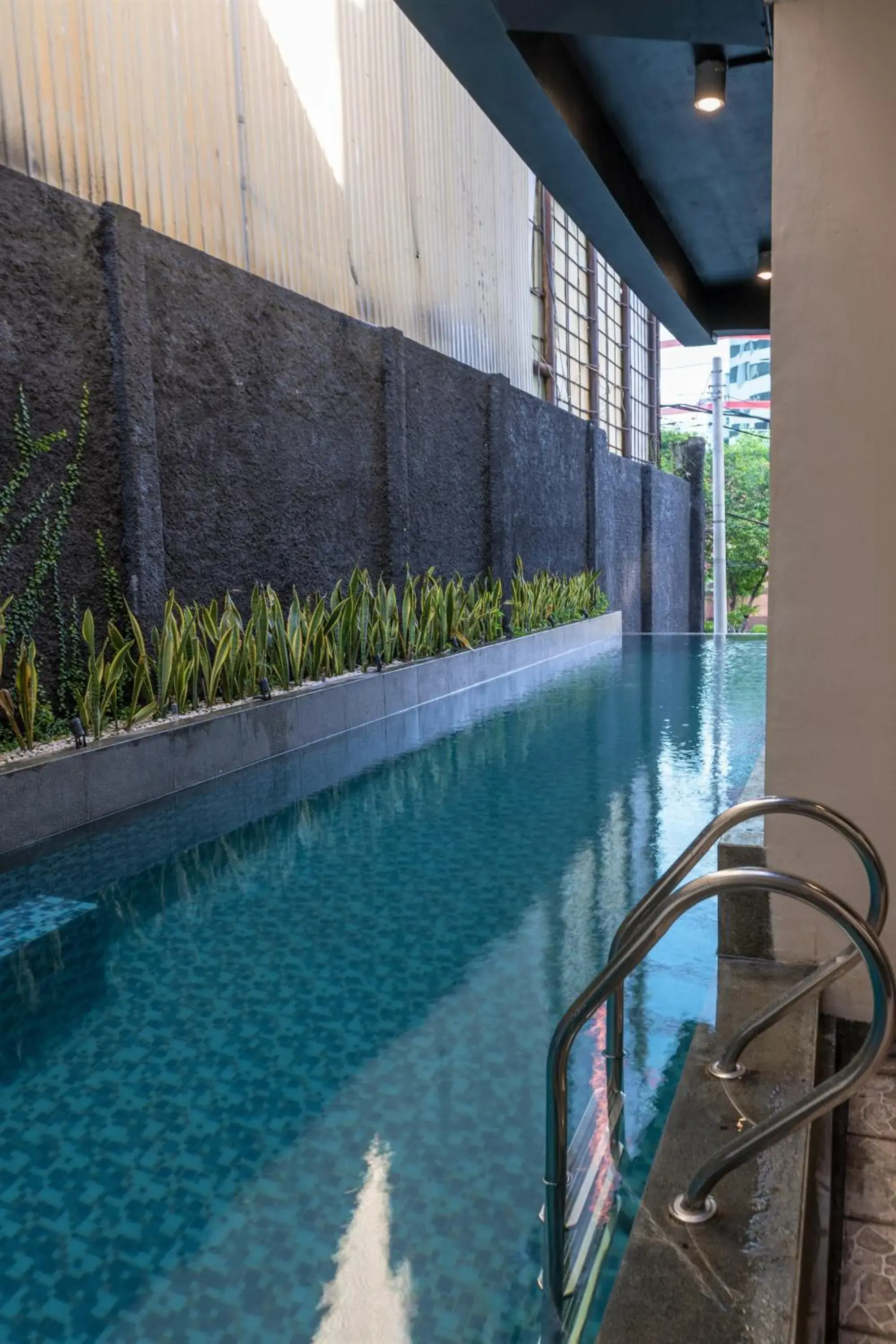 Swimming pool in Goldvitel Hotel Surabaya Swimming pool in Goldvitel Hotel Surabaya
