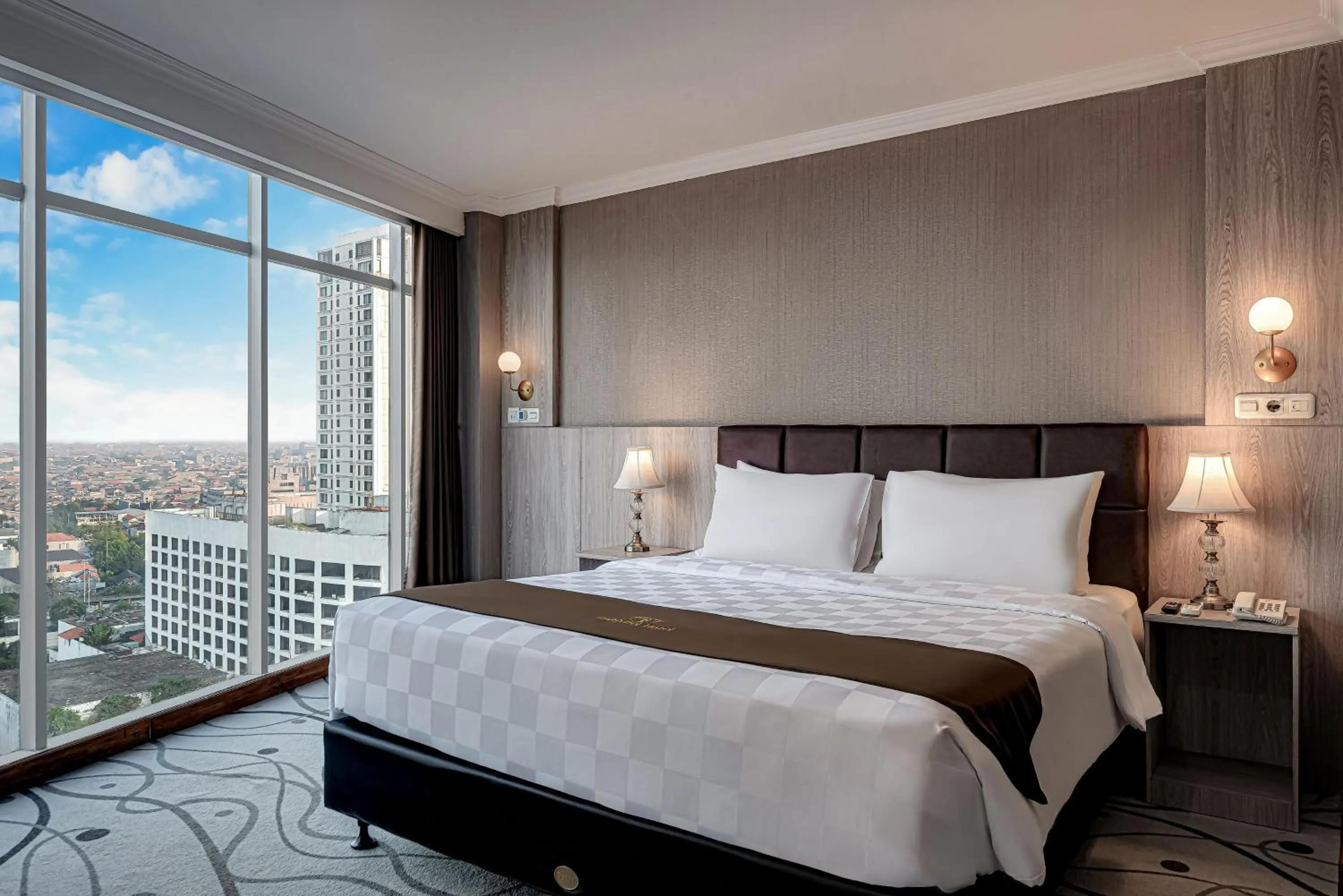 Bed in Goldvitel Hotel Surabaya