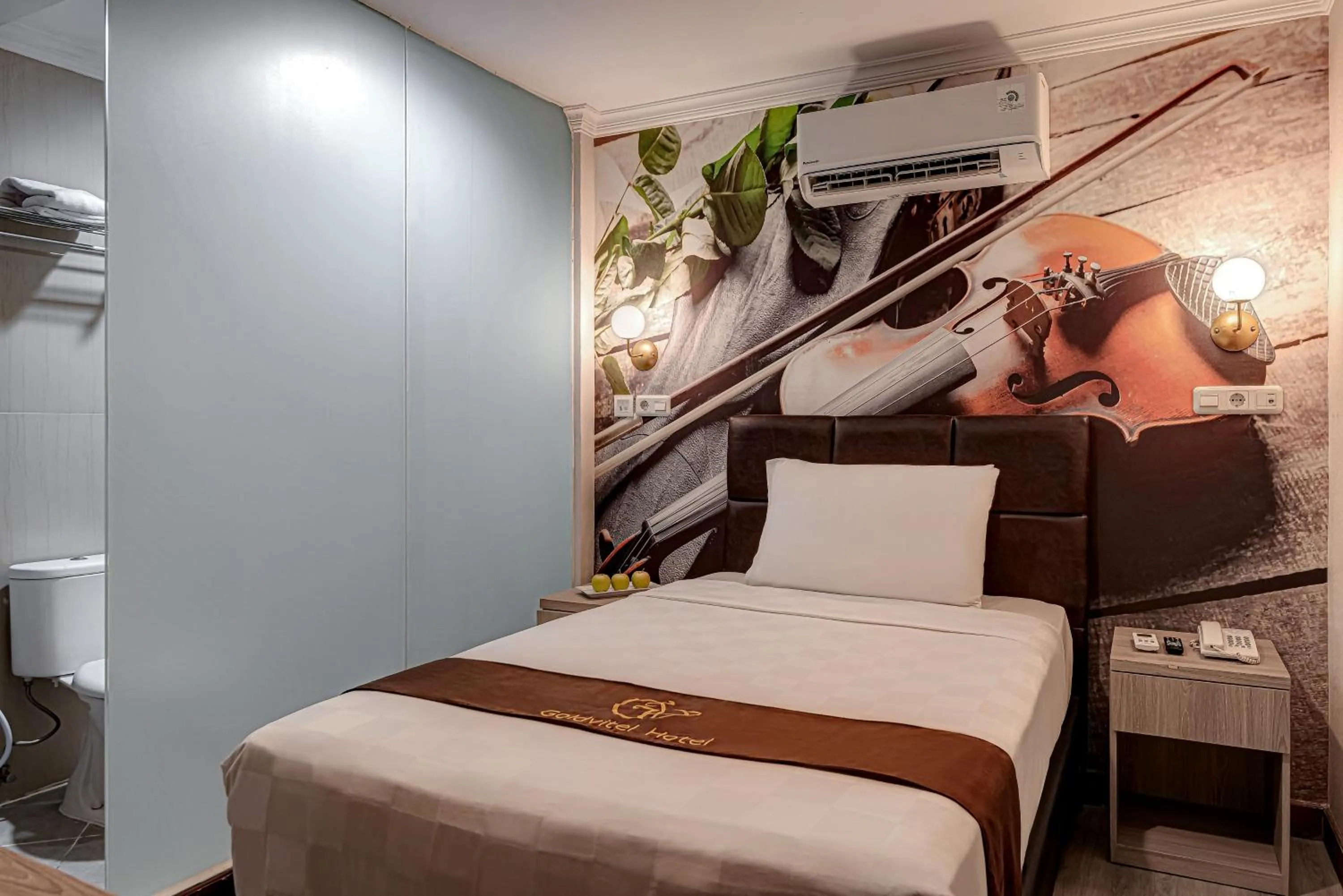 Bed in Goldvitel Hotel Surabaya