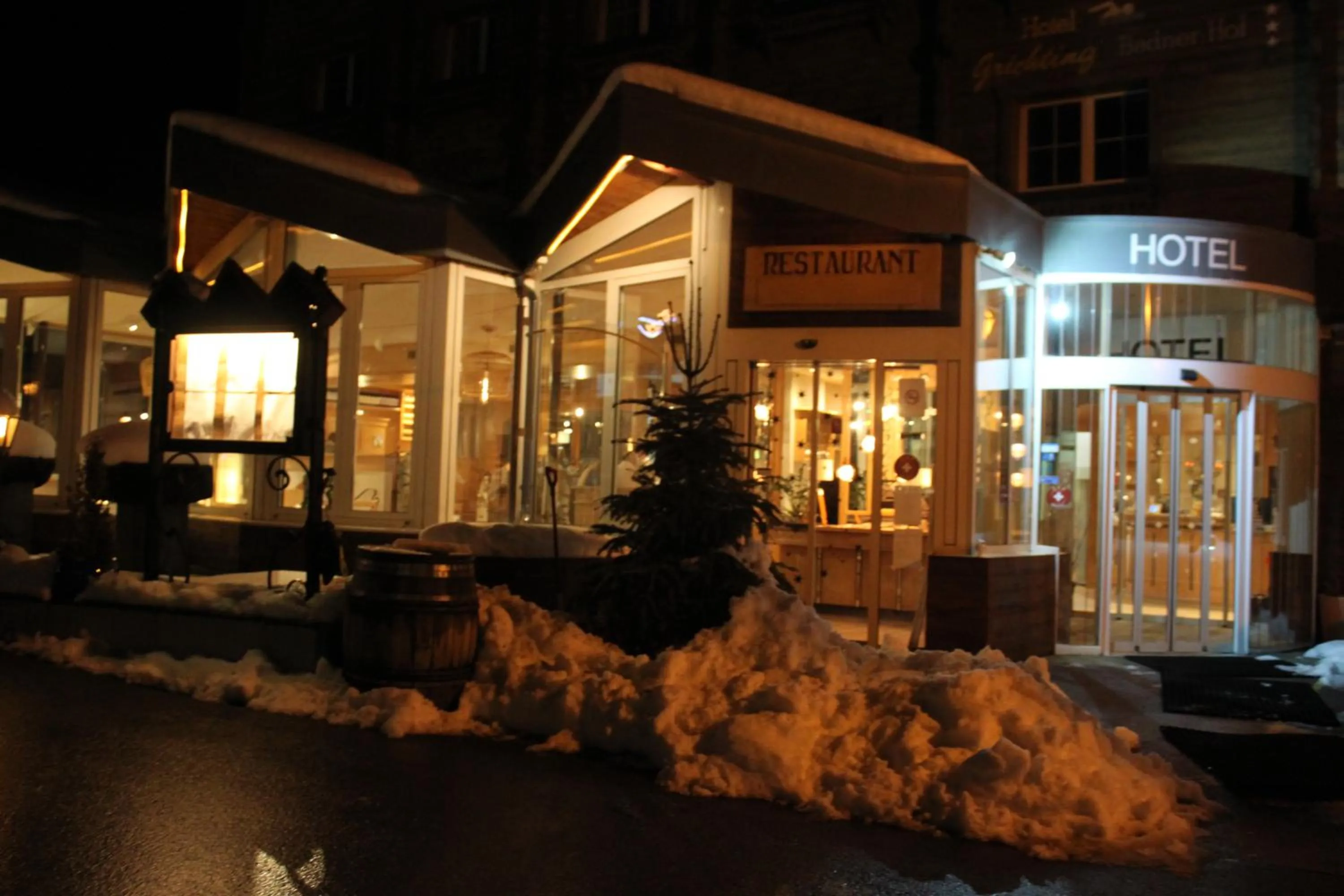 Restaurant/places to eat in Grichting Hotel & Serviced Apartments