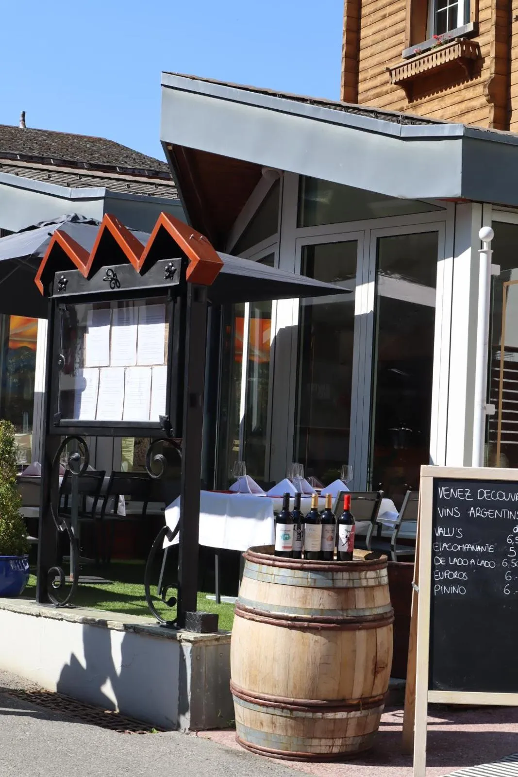 Restaurant/places to eat in Grichting Hotel & Serviced Apartments