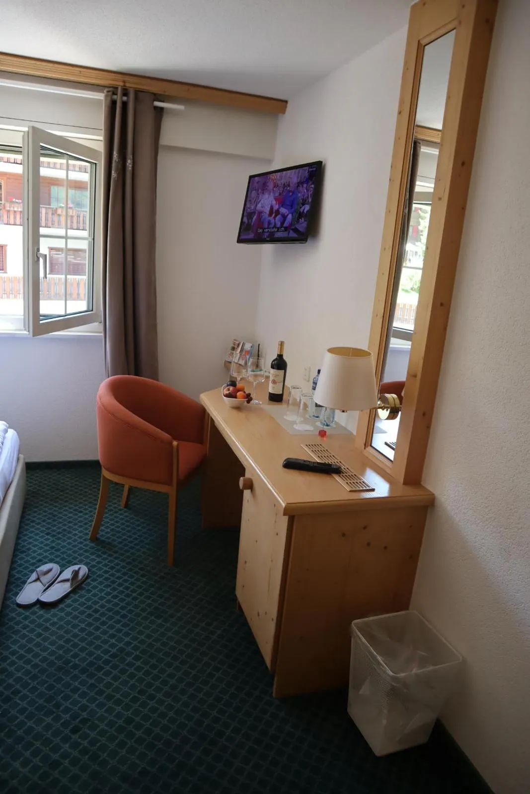 hair dresser, Bed in Grichting Hotel & Serviced Apartments